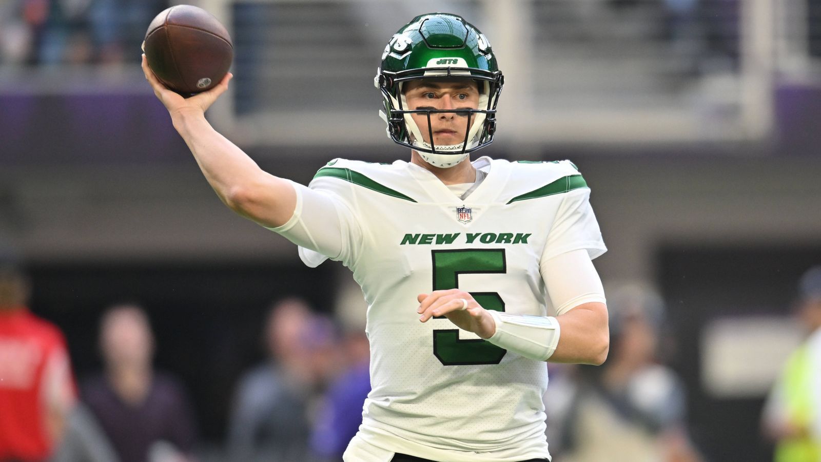 
                <strong>Mike White </strong><br>
                Mike White hat als Quarterback der New York Jets gute Ansätze gezeigt. Er verdrängte zwischenzeitlich Zach Wilson und überragte besonders beim Sieg gegen die Chicago Bears mit 315 Passing-Yards und drei Touchdown-Pässen. Vermutlich wäre er jetzt noch Starting-Quarterback der Jets, hätte er sich keine Rippenverletzung zugezogen. Sein Vertrag endet nach dieser Saison. Er könnte für die Raiders eine verhältnismäßig günstige Lösung sein.  
              