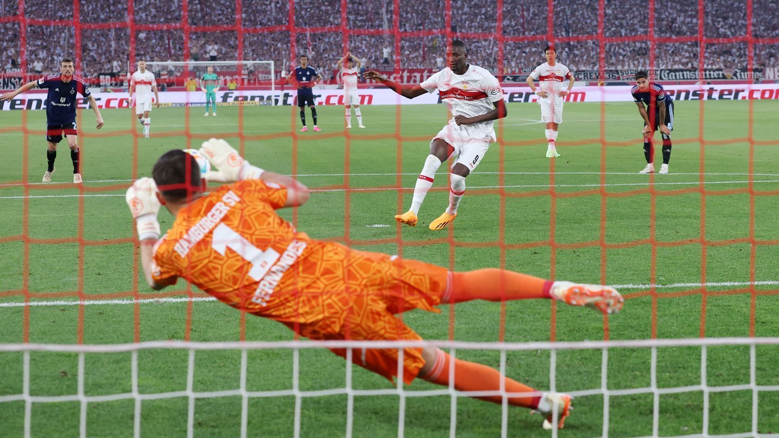 
                <strong>Das Momentum für sich nutzen</strong><br>
                In Stuttgart ließ der VfB zahlreiche Chancen liegen, verschoss einen Elfmeter und verzweilfte zum Teil am überragenden Keeper Daniel Heuer-Fernandes. Das sind genau die Momente, in denen der HSV eiskalt zuschlagen muss. Obwohl Stuttgart genau nach diesen Geschehnissen wackelte, konnte die Walter-Mannschaft diese kurzen Schwächeperioden nicht nutzen, um das Momentum auf ihre Seite zu ziehen. Ob der Wunder-Aufstieg gelingt? Die Antwort gibt es am Montag ab 20:15 Uhr LIVE in SAT.1, auf ran.de und joyn!
              