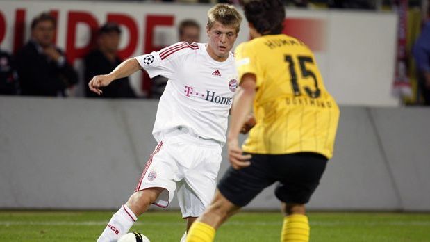<strong>Supercup 2008 gegen Borussia Dortmund</strong><br>Am&nbsp;23. Juli 2008 absolvierte Toni Kroos im Trikot des FC Bayern das erste Endspiel seiner Profikarriere. 45 Minuten lang durfte der Mittelfeldspieler mitwirken, konnte die 1:2-Niederlage gegen den BVB aber nicht verhindern.
