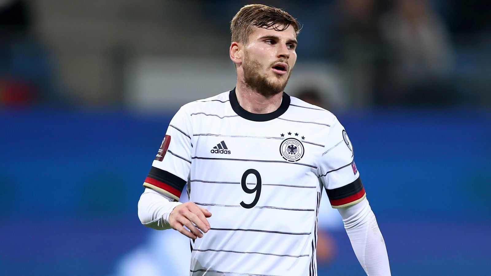 
                <strong>Timo Werner</strong><br>
                Hängt in den ersten 45 Minuten oft in der Luft, findet nur langsam ins Spiel. Hat ein paar kleine Szenen, die aber nicht der Rede wert sind, ehe er in der Nachspielzeit den Pfosten trifft. Positiv: Läuft und arbeitet viel. Er bleibt auch in der zweiten Hälfte zunächst glücklos, ehe er seinen ganzen Frust in den Schuss zum 2:0 legt. Legt dann sogar das 3:0 nach und kann nur noch von Flicks Auswechslung in der 74. Minute gestoppt werden. ran-Note: 2
              