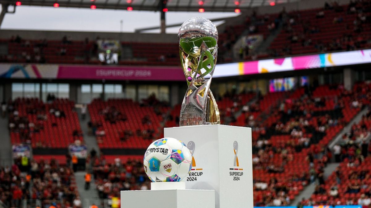 Die Supercup trophaee, GER, Bayer 04 Leverkusen gegen VfB Stuttgart, Fussball, DFL-Supercup, 17.08.2024. DFL DFB REGULATIONS PROHIBIT ANY USE OF PHOTOGRAPHS as IMAGE SEQUENCES and or QUASI-VIDEO. G...