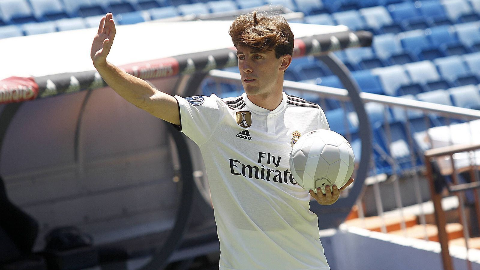 
                <strong>Großes Wagnis bei Real Madrid</strong><br>
                Nach der WM wurde Odriozola als Zugang bei Real Madrid vorgestellt. Bis 2024 unterschrieb der Baske bei dem Klub, den er selbst als "Mount Everest" bezeichnet. Lange überlegen musste Odriozola nach eigener Aussage nicht mehr, denn: "Es ist so, als wärst du ein Kind und dein Vater würde dich fragen, ob du nach Disney willst - natürlich willst du nach Disney!" Die Medienberichte zur Ablöse schwankten zwischen 30 und 40 Millionen Euro - auf jeden Fall kamen die "Königlichen" mit weniger als der von San Sebastian festgeschriebenen Summe in Höhe von 47 Millionen Euro davon.
              