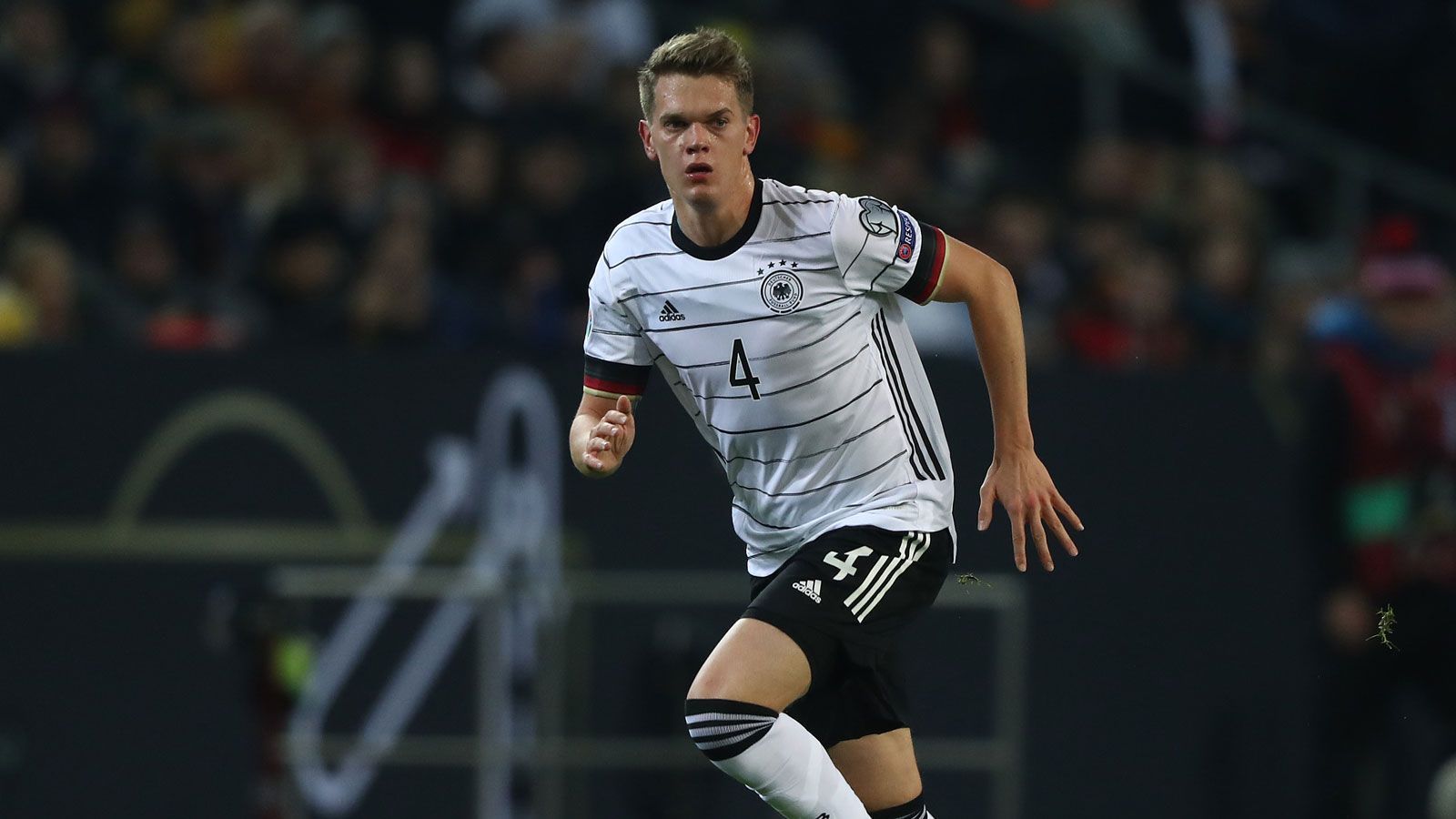 
                <strong>Rechtsverteidiger: Matthias Ginter (Borussia Mönchengladbach)</strong><br>
                Eigentlich in der Innenverteidigung zu Hause, aber nach der Knieverletzung von Lukas Klostermann bringt es der Gladbacher auch auf der rechten Abwehrseite. Gutes Zweikampfverhalten. Wenn er gegen die Ukraine defensiv nicht allzu gefordert sein wird, kann er mit seinem Vordermann Gnabry für schnelle Vorstöße sorgen.
              