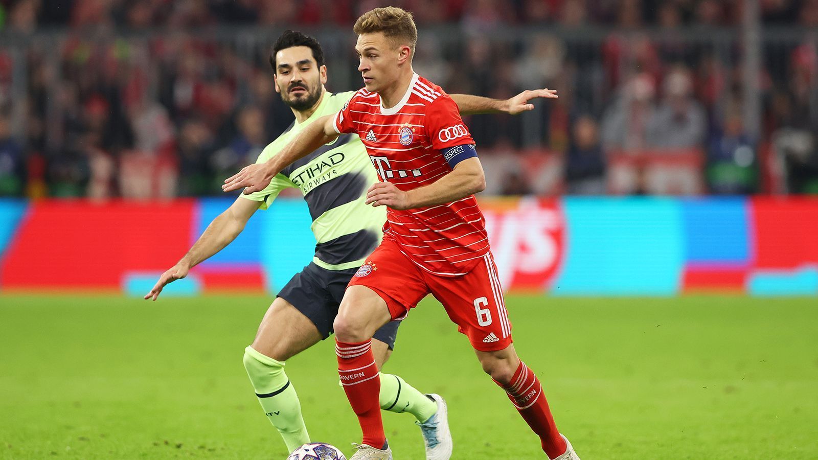 
                <strong>Joshua Kimmich (FC Bayern München)</strong><br>
                Hat in der ersten Halbzeit oftmals erstaunlich viel Platz und Zeit, nutzt das aber zu wenig. Defensiv aber endlich kerniger unterwegs als zuletzt. Lässt sich in der Nachspielzeit des ersten Abschnitts auch vom wildgewordenen Gündogan nicht einschüchtern. Versucht es in Halbzeit zwei seltsamerweise mit halbhohen Bällen aus der Mitte in die Spitze. Sein Strafstoß-Treffer ist letzten Endes nur Kosmetik. ran-Note: 3
              