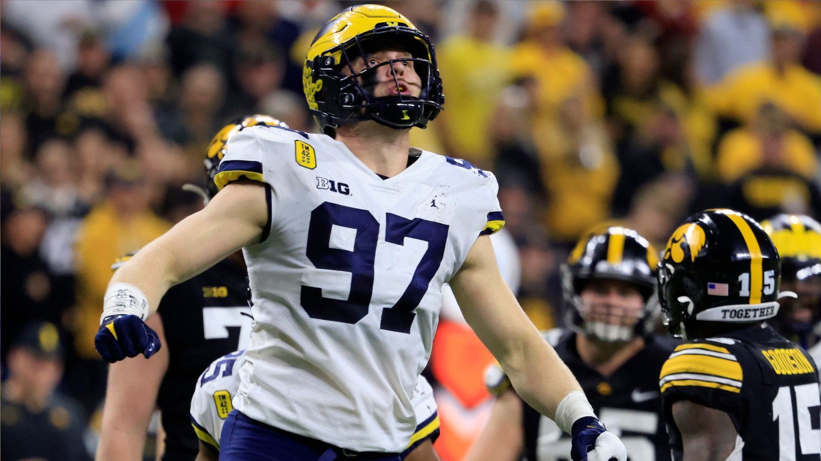 
                <strong>Aidan Hutchinson (Defensive End, Michigan)</strong><br>
                Allein unter Quarterbacks. Anders als Stroud schaffte es Hutchinson ins Big-Ten-Championship-Game und triumphierte dort sogar mit 42:3 über Iowa. Als Anführer seiner Defense legte er ein Big Play nach dem nächsten hin. 58 Tackles und 14 Sacks über die gesamte Saison sind Michigan-Rekord. Im vorentscheidenden Saisonspiel gegen die Rivalen aus Iowa sackte er Stroud gleich drei Mal. Ein Liebling bei den Fans, ein Anführer auf dem Platz - was will ein NFL-Team mehr?
              