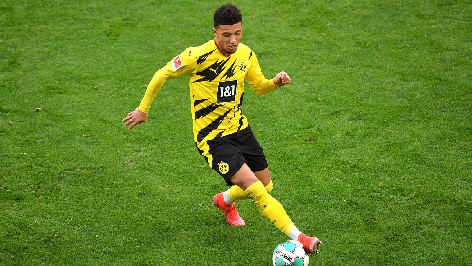 
                <strong>Jadon Sancho</strong><br>
                Gibt eine halbe Stunde vor dem Ende sein langersehntes Comeback - und wie! Zaubert direkt los und kreiert direkt mehrere Chancen. Leichtfüßig, als wäre er nie weg gewesen. Leitet das entscheidende Tor mit einem Ballgewinn ein. ran-Note: 2
              