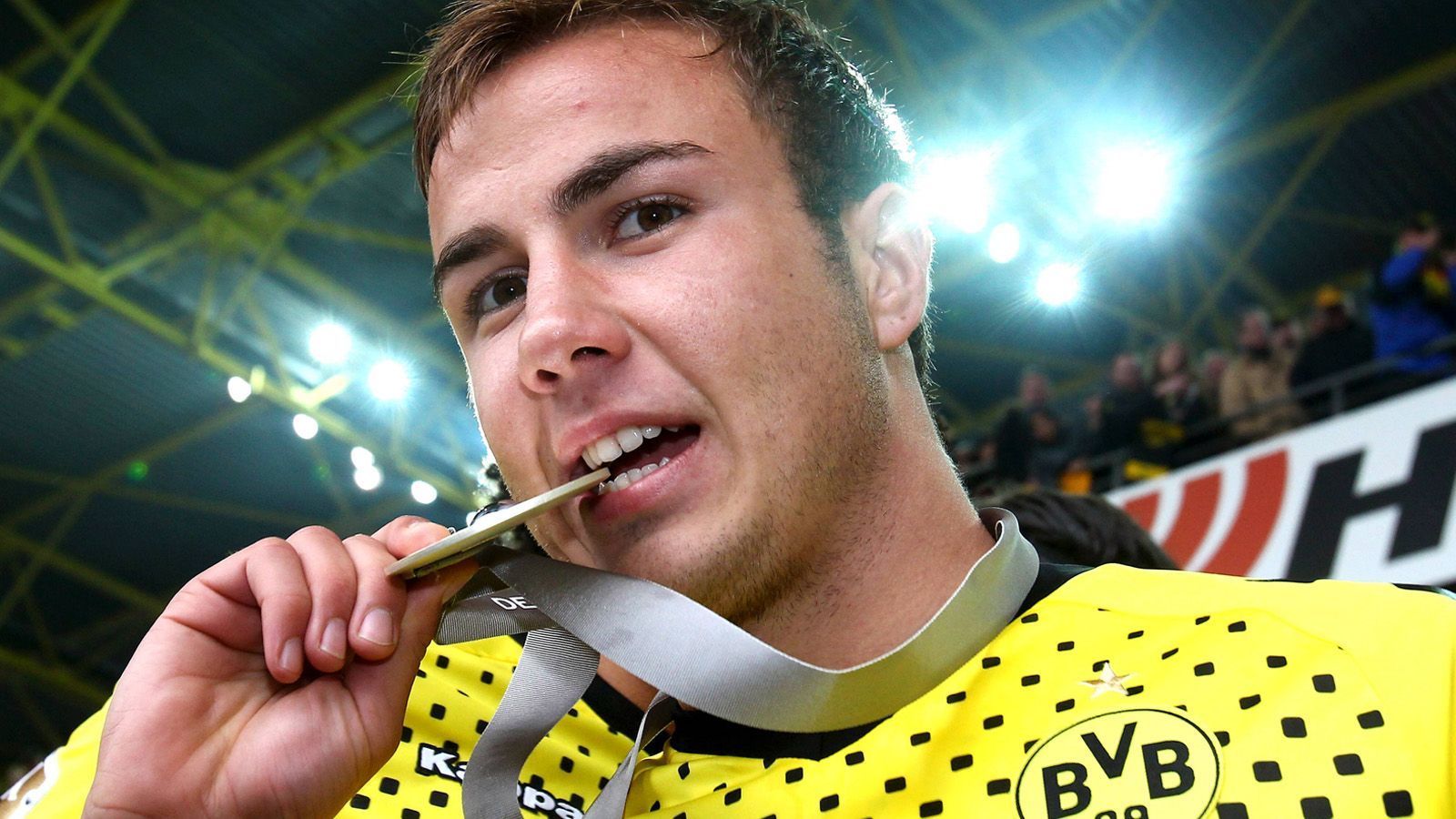 
                <strong>Mario Götze</strong><br>
                Eine wahre Achterbahn-Karriere durchlebte Mario Götze nach dem Double-Triumph 2012. Nur ein Jahr nach dem Erfolg ging der Offensivspieler zum FC Bayern - und machte sich damit beim BVB-Publikum äußerst unbeliebt. Nach drei Spielzeiten in München (und dem nicht ganz unwichtigen Tor im WM-Finale 2014) kehrte Götze 2016 nach Dortmund zurück. Wegen einer Stoffwechselerkrankung kam er 2016/17 dort allerdings nur auf elf Bundesligaspiele. In der vergangenen Spielzeit konnte Götze nach langer Leidenszeit endlich wieder an alte Leistungen anknüpfen. Für eine Rückkehr ins DFB-Team reichte es bislang aber noch nicht.
              