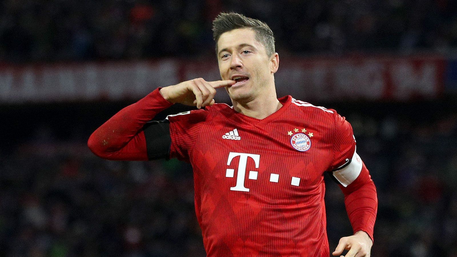 
                <strong>Robert Lewandowski</strong><br>
                Spielfreudig und vor allem torgefährlich. Im Strafraum kaum zu stoppen. Versteht sich blind mit Gnabry, Coman und James. Kommt bereits in der 4. Minute zu seiner ersten Chance, wo er noch an Fährmann scheitert. Provoziert das Eigentor durch Bruma zum 1:0 und trifft nur eine Viertelstunde später zum 2:1. Auch am 3:1 beteiligt. Im Anschluss daran mit Schwächen in der Chancenverwertung, verzieht eine Viertelstunde vor Schluss völlig frei stehend vor dem Schalker Tor. Aber: anderthalb Treffer und ein Assist dürfte die Kritiker zunächst ruhig stellen. ran-Note: 1
              