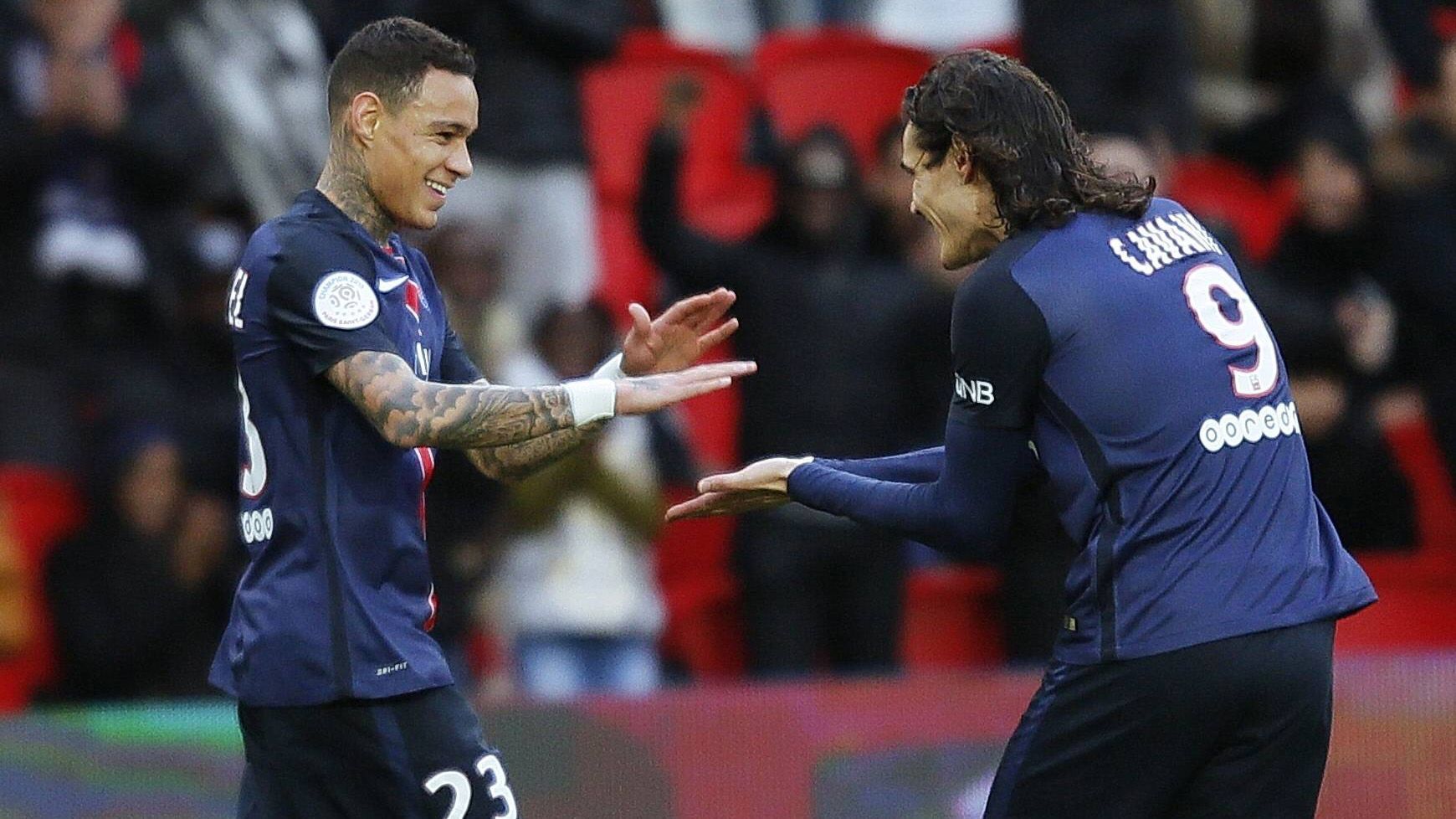 
                <strong>Seite an Seite mit Top-Stars </strong><br>
                Beim damaligen neureichen Scheichklub aus Frankreich spielte van der Wiel an der Seite von Superstars wie Zlatan Ibrahimovic oder Edison Cavani (Foto). 132 Pflichtspiele und 22 Tor-Beteiligungen standen nach vier Jahren in der französischen Hauptstadt in van der Wiels Bilanz. Die Entwicklung hatten sich die PSG-Bosse anders vorgestellt.
              