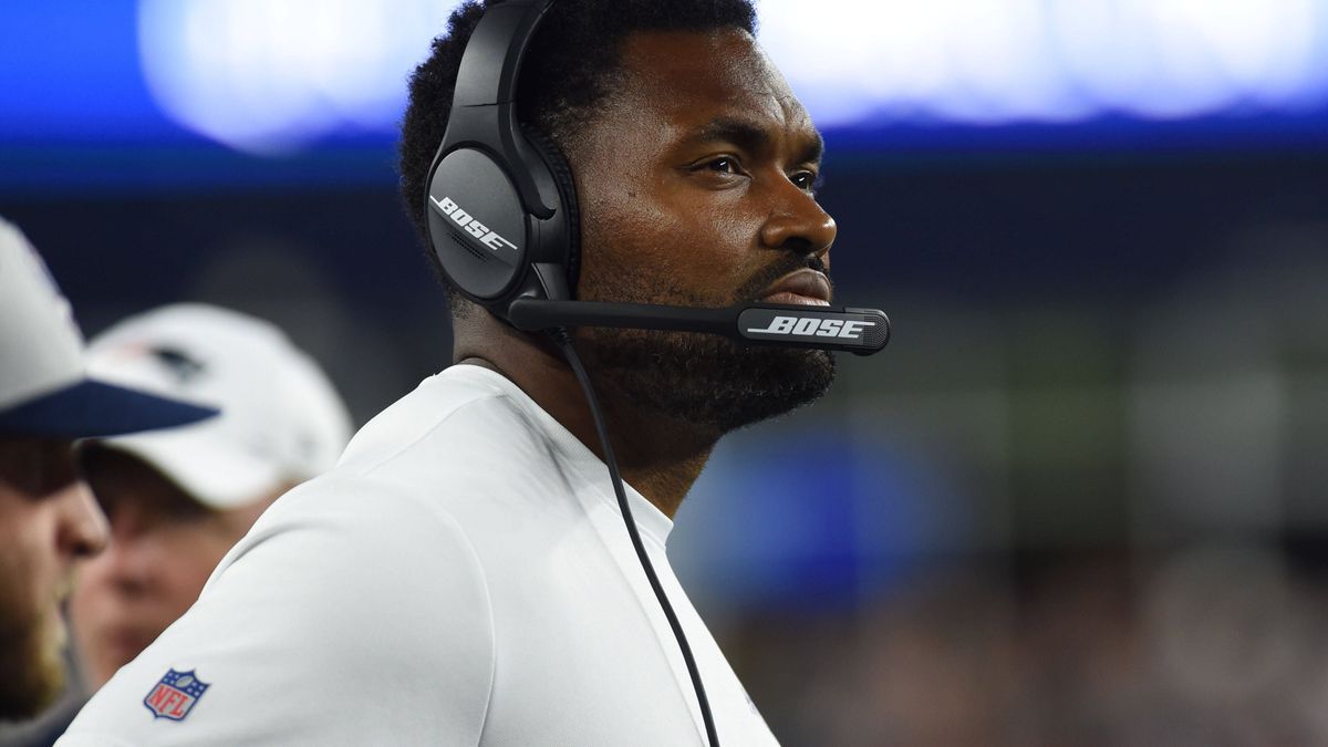 NFL, American Football Herren, USA Preseason-New York Giants at New England Patriots, Aug 29, 2019; Foxborough, MA, USA; New England Patriots linebackers coach Jerod Mayo watches the action during ...