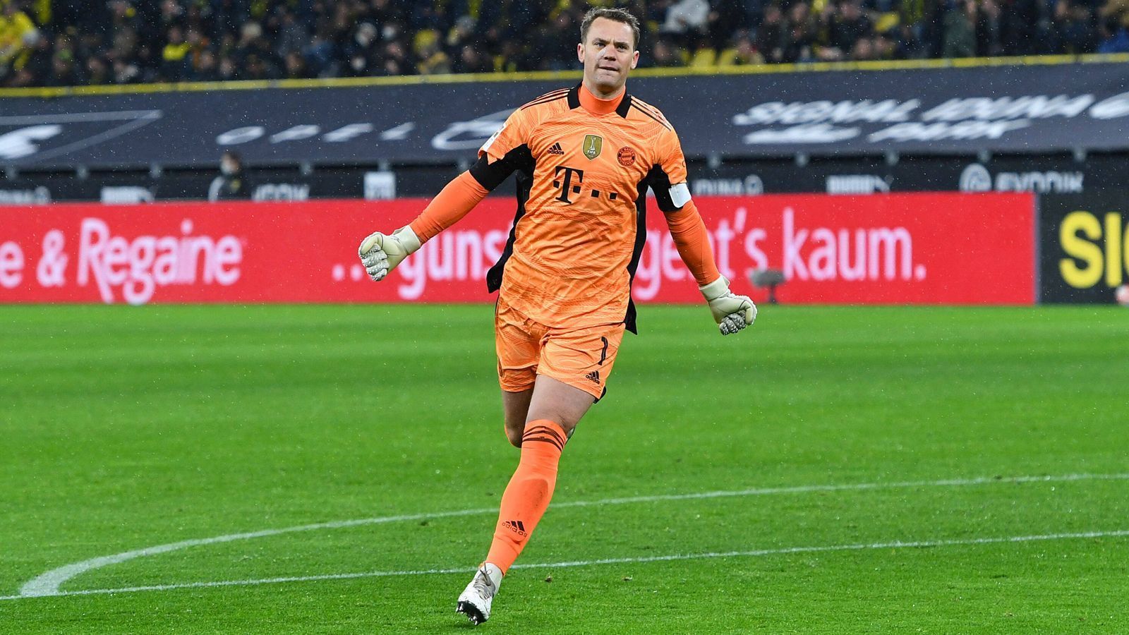 
                <strong>Manuel Neuer</strong><br>
                Von Beginn an gefragt. Bewahrt die Bayern schon in der 3. Minute vor dem Rückstand, als er bei einem Konter gewohnt weit aus seinem Tor läuft und den Ball vor dem heranstürmenden Haaland wegspitzelt. In der ersten Halbzeit wird er sonst nicht zu Paraden gezwungen. Bei Haalands Großchance in der 29. Minute wäre er chancenlos gewesen. Nichts zu halten gibt es beim 2:2 durch Haaland, dem ein Upamecano-Schnitzer vorausgeht. ran-Note: 3
              