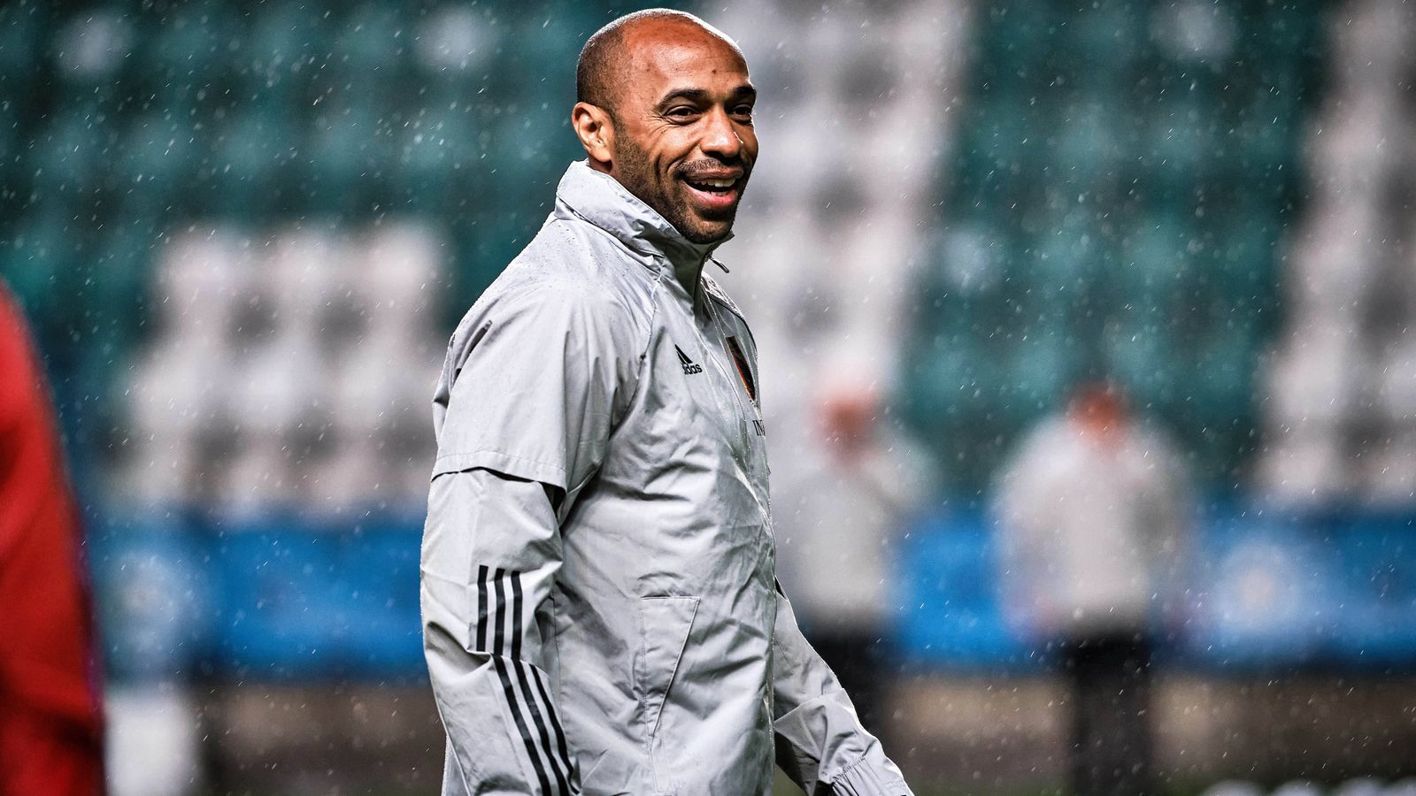 
                <strong>Thierry Henry</strong><br>
                Ein Mann mit Barca-Stallgeruch wäre Ex-Star Thierry Henry. Er wurde zuletzt von "Mundo Deportivo" als möglicher Koeman-Nachfolger genannt. Der 44-jährige Franzose Henry kickte 2007 und 2010 für die Katalanen und gewann mit ihnen unter anderem ein Mal die Champions League und zwei Mal den Titel in La Liga. Als Trainer hat er noch nicht die große Erfahrung, war jeweils nur recht kurz bei der AS Monaco und MLS-Klub Montreal als Chefcoach in der Verantwortung - beide Engagements verliefen wenig erfolgreich. Kurios: Zuletzt arbeitete Henry ausgerechnet als Co-Trainer der belgischen Nationalmannschaft und war quasi Untergebener von Roberto Martinez, der ebenfalls bei Barca gehandelt wird.
              