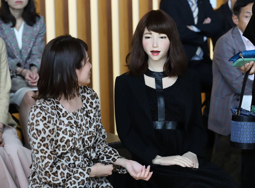 Künstlich, intelligent, modebewusst? Hier wartet Erica 2018 auf die neue Kollektion des japanischen Designers Tae Ashida.