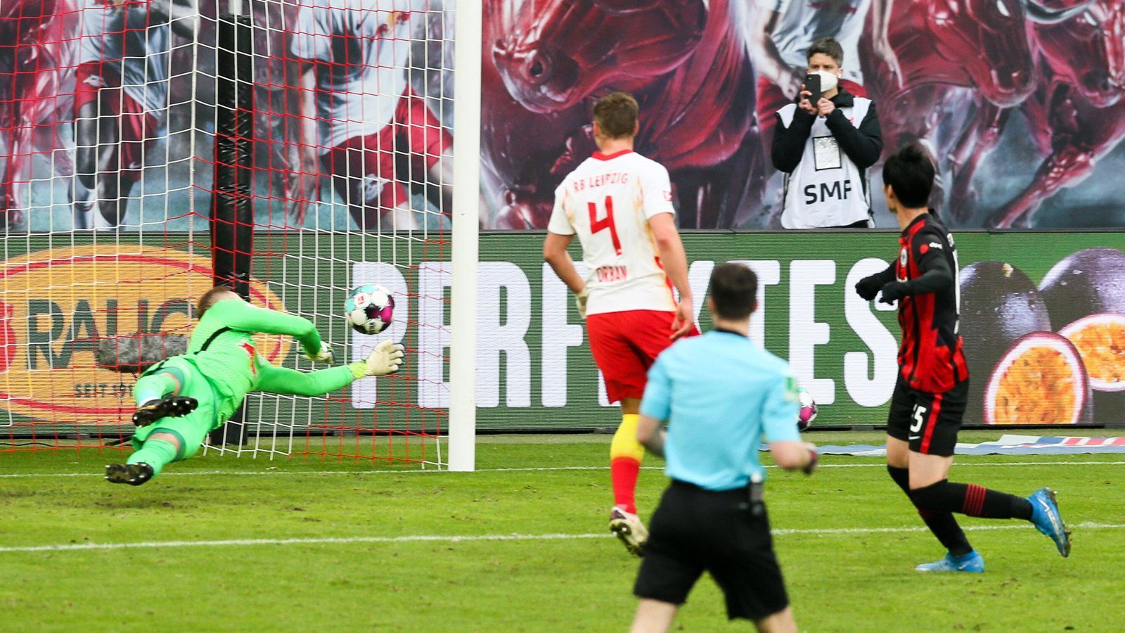 
                <strong>Das 1:1: Frankfurt schlägt zurück</strong><br>
                In der 61. Minute trudelt eine abgefälschte Hereingabe von links vom bis dahin unsichtbaren Andre Silva durch den Leipziger Strafraum. Daichi Kamada ist zur Stelle und drückt den Ball aufs Tor, wo Peter Gulacsi zwar noch dran ist, aber den Treffer nicht vermeiden kann.
              