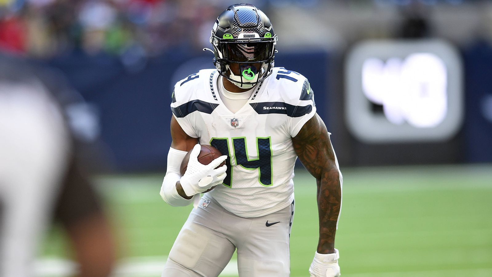 
                <strong>Seattle Seahawks </strong><br>
                &#x2022; <strong>Name:</strong> D.K. Metcalf<br>&#x2022; <strong>Position:</strong> Wide Receiver<br>&#x2022; <strong>Stats 2022:</strong> 1.048 Receiving Yards, 90 Receptions, sechs Touchdowns<br>
              