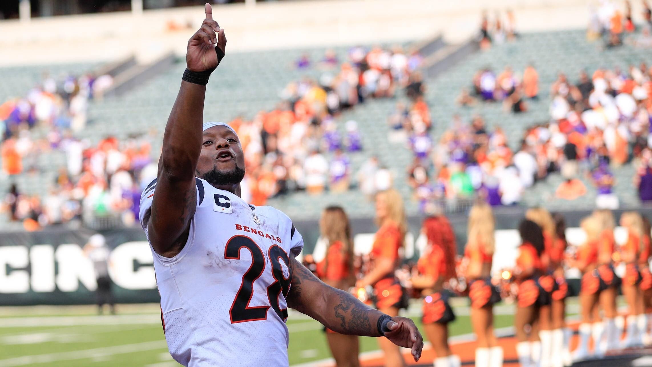 
                <strong>Joe Mixon: 493 Carries</strong><br>
                Wird Running Back Joe Mixon von den Cincinnati Bengals über die Saison hinweg eingesetzt wie beim Auftaktsieg über die Minnesota Vikings, würde er mit 493 Versuchen einen neuen Rushing-Rekord aufstellen. Einen ähnlichen Schmerz in den Oberschenkeln verspürt normalerweise nur der ran-Praktikant, wenn er aus der Redaktion das erste Mal in die ProSieben-Kantine hetzen muss. Damit die Bengals noch länger was von ihrem Offensiv-Star haben, werden sie ihm wohl im Laufe der Saison auch ruhigere Nachmittage gönnen.
              