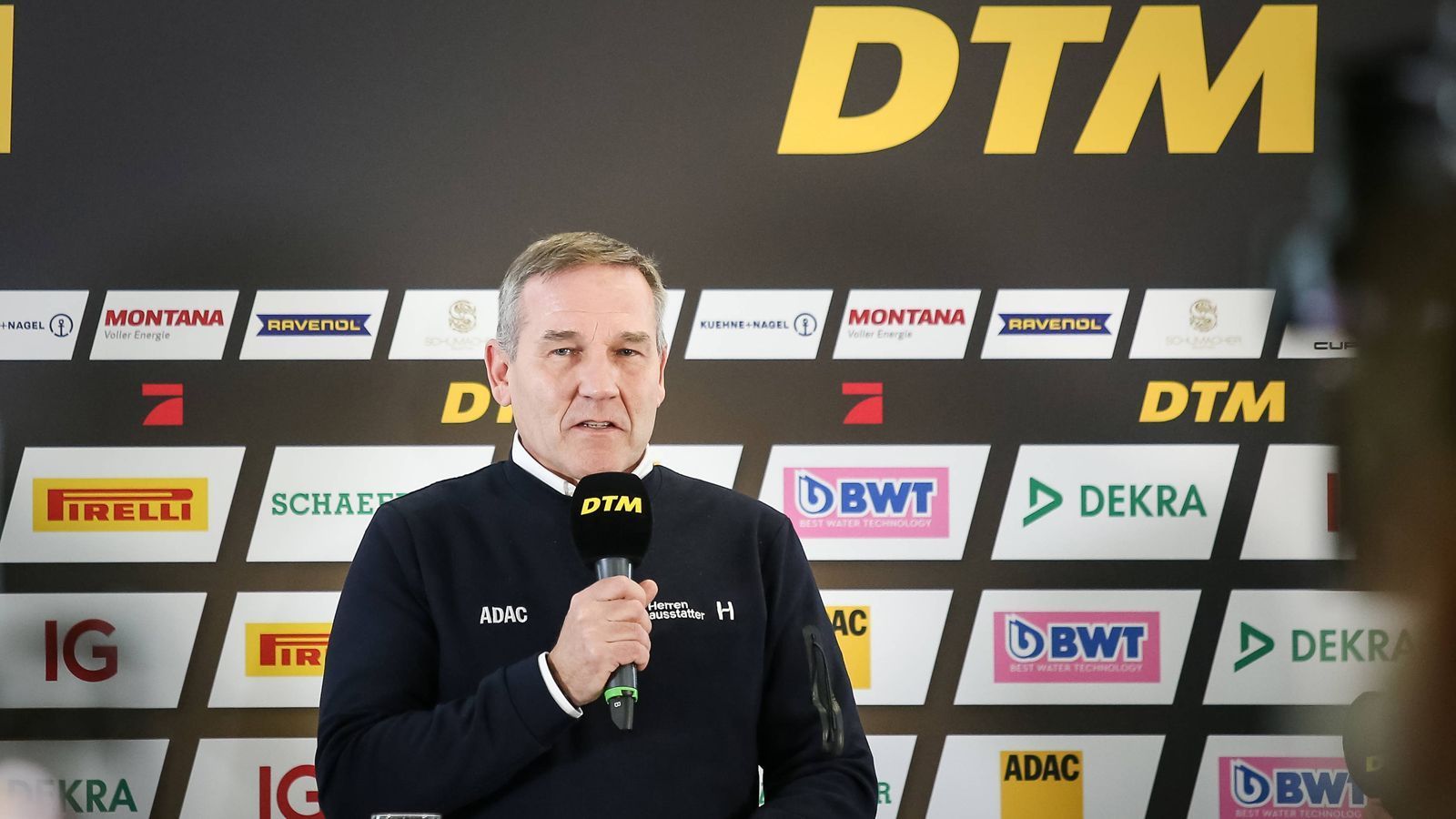 
                <strong>Neuer Promoter</strong><br>
                Nach dem Verkauf der Rechte von Ex-DTM-Boss Gerhard Berger an den ADAC geht es nun unter dem Dach des größten deutschen Automobilklubs weiter. Der ADAC will die Traditions-Rennserie neu aufstellen, ging bei der Ausrichtung vor der kommenden Saison aber behutsam vor. Es wird spannend zu sehen, wie der neue Promoter die Serie in die Zukunft führt. "Es kann jetzt nur besser werden, weil es einfach professioneller gehandhabt wird", sagt Ex-DTM- und -Formel-1-Pilot Ralf Schumacher bei ran. Die Rennserie, in der er selbst von 2008 bis 2012 für Mercedes-AMG am Start war, sei nach wie vor eine "unglaublich wichtige" Marke für den deutschen Motorsport, sagt Schumacher. "Gerade durch die großen Zeiten der DTM selber, aber auch als Plattform für einige jetzige Formel-1-Fahrer", konkretisiert er.
              