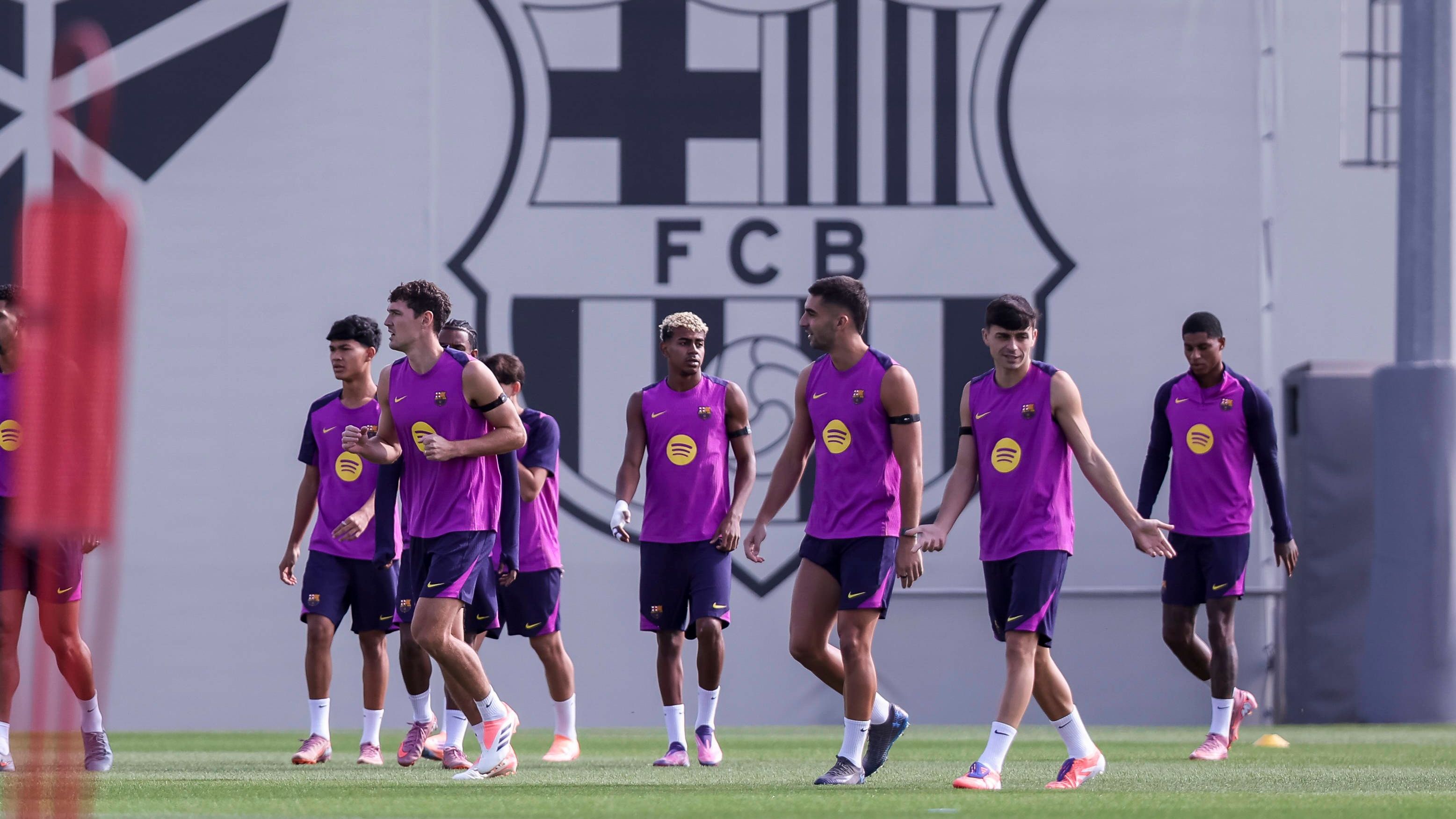 <strong>5. FC Barcelona</strong><br><strong>Kadermarktwert:</strong> 1,11 Milliarden Euro<br><strong>Wertvollster Spieler:</strong> Lamine Yamal, 18 Jahre, Rechtsaußen, 200 Millionen Euro Marktwert (Bild: 4. von rechts)