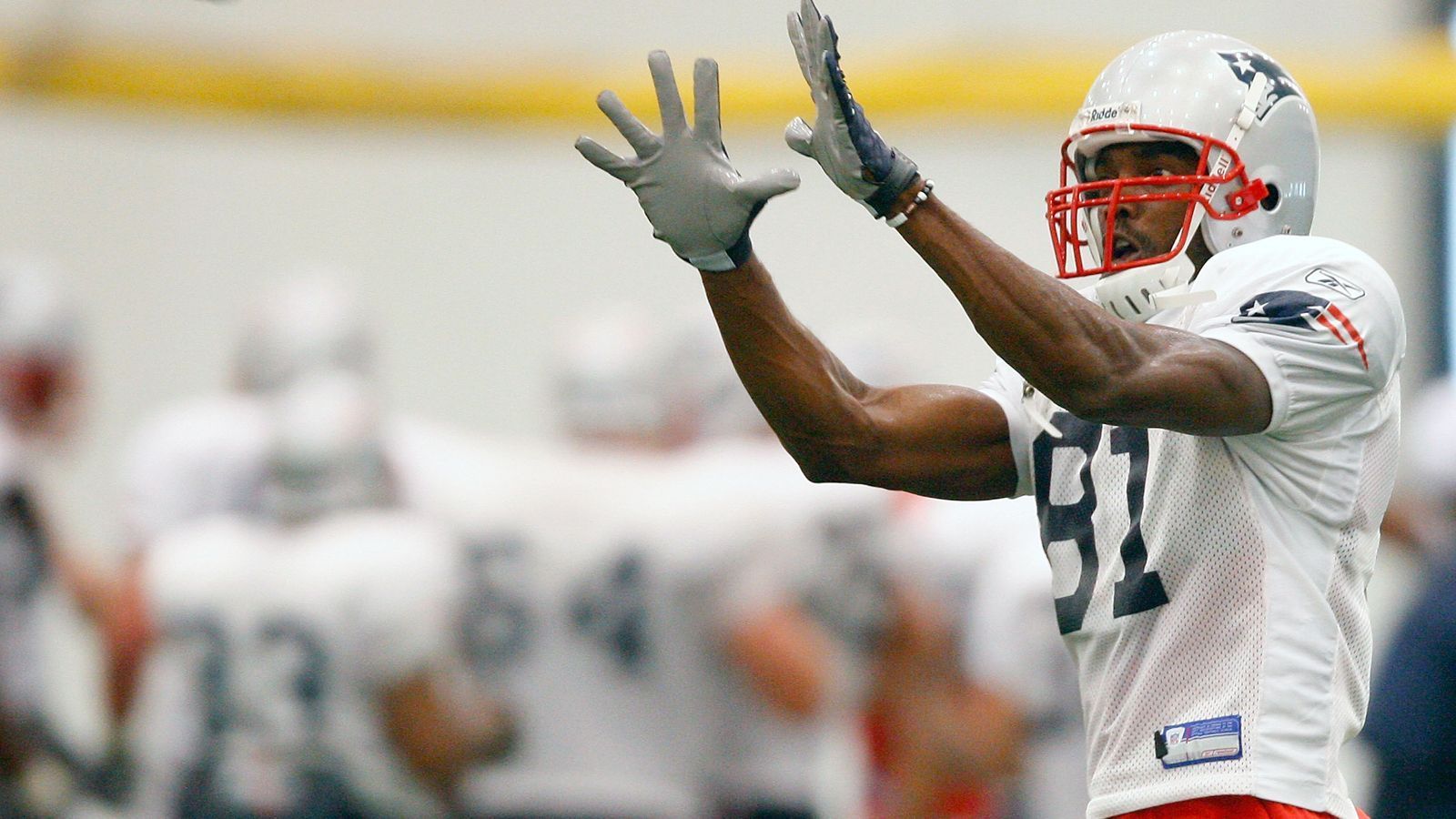 
                <strong>Randy Moss</strong><br>
                "Ich bin der Freak. Warum? Schaut einfach zu." Randy Moss wusste zu polarisieren. Der Wide Receiver zählt zu den besten, die es jemals auf seiner Position gab. Für Belichick bietet sich 2007 die Möglichkeit, Randy Moss in sein Team zu holen. Der damals 30-Jährige hatte eine schwache Saison bei den Oakland Raiders hinter sich - Belichick sichert sich Moss für einen Viertrunden-Pick. Es folgen drei Jahre der Dominanz: Das Tom Brady-Randy-Moss-Duo ist unaufhaltsam. In drei Spielzeiten fängt Moss 250 Pässe für 3765 und 47 Touchdowns. 2007 stellt er den NFL-Rekord für die meisten gefangenen Touchdowns (23) in einer Saison auf. Der Hall-of-Famer schafft es sogar, Belichick zum Lachen zu bringen.
              