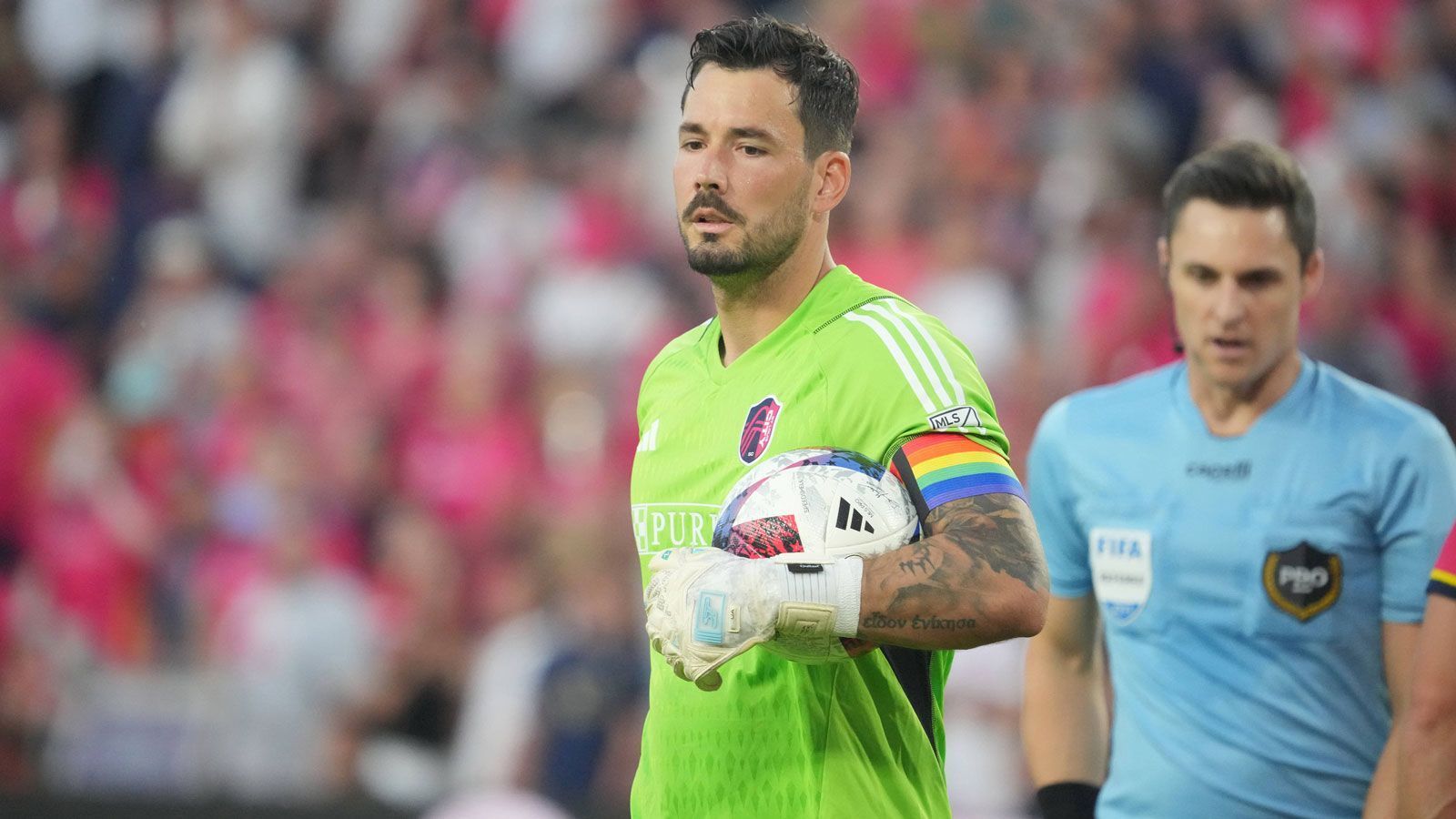 
                <strong>Roman Bürki (St. Louis City FC)</strong><br>
                Ab 2023 wurde die MLS um ein Team erweitert, seitdem geht St. Louis City SC an den Start - und zwar mit viel Bundesliga-Know-How. Zum einen verpflichtete der Klub den einstigen Dortmunder Roman Bürki. Der Torhüter brachte unter anderem die Erfahrung von 208 Bundesliga-Einsätzen für den SC Freiburg und den BVB mit. Beim Klub aus Missouri unterschrieb er einen Vertrag bis 2025.
              