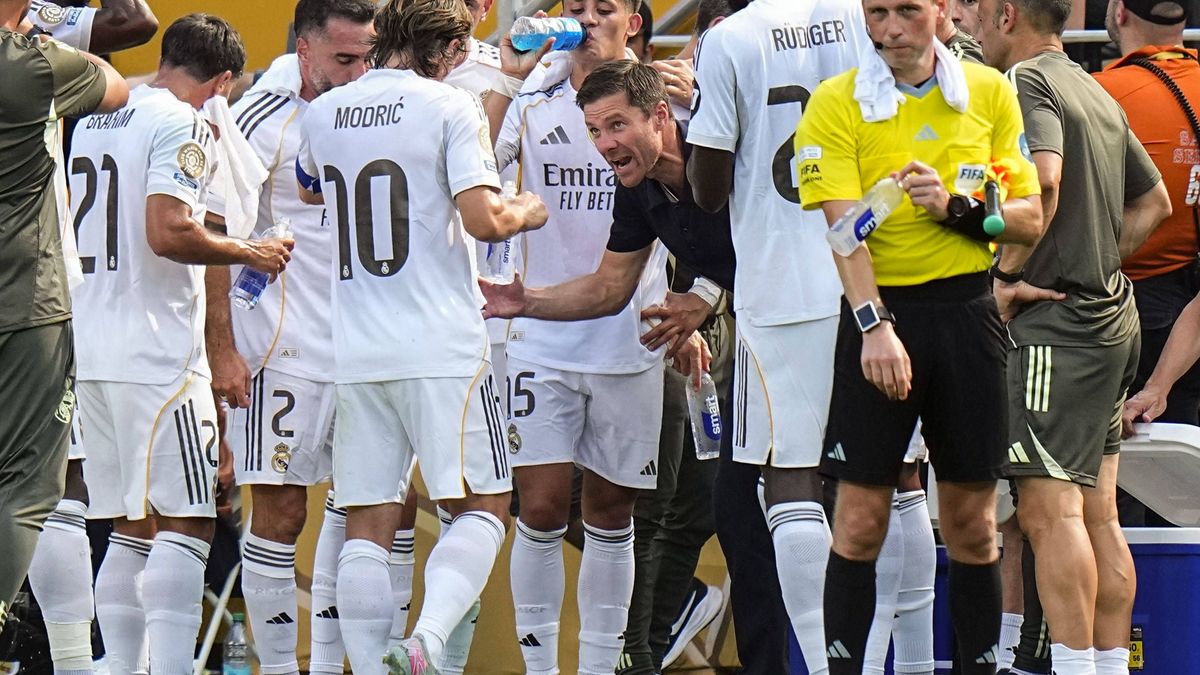 Football: Club World Cup Real Madrid manager Xabi Alonso (C) instructs his players in the second half of a football Club World Cup semifinal on July 9, 2025, at MetLife Stadium in East Rutherford, ...