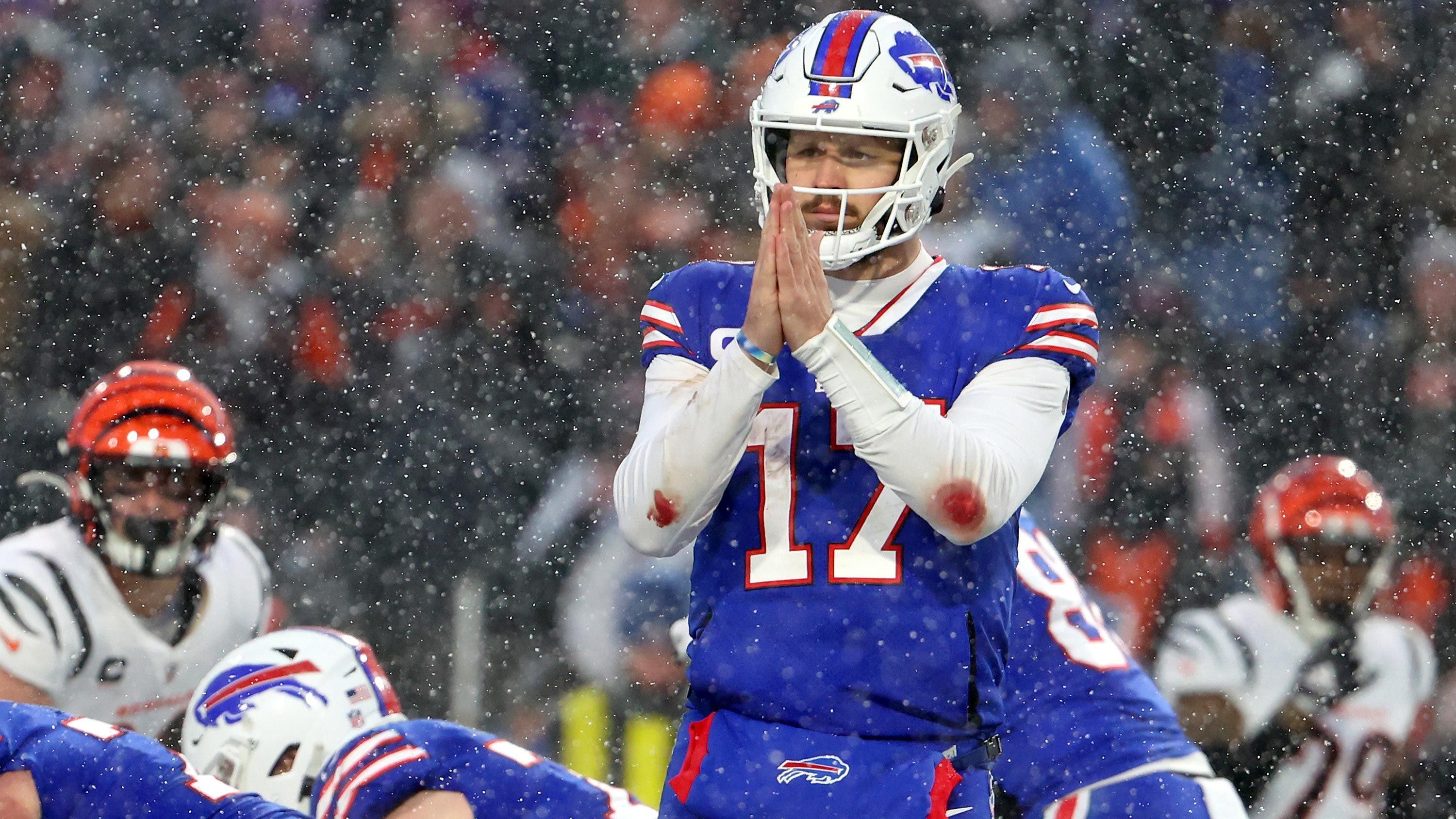 
                <strong>Verlierer: Josh Allen und die Buffalo Bills</strong><br>
                Für Josh Allen und die Buffalo Bills war zum zweiten Mal in Folge in der Divisional Round Schluss. Der 36:42-Niederlage gegen die Kansas City Chiefs aus dem Vorjahr folgte die 10:27-Niederlage gegen die Cincinnati Bengals. Dabei galten die Bills lange Zeit als großer Favorit auf den Super-Bowl-Titel. Doch zehn Punkte gegen die Bengals sind zu wenig - das weiß auch Quarterback Allen, der über weite Strecken enttäuschte und keinen Passing Touchdown, dafür jedoch eine Interception produzierte. Vor eigenem Publikum so nach Hause zu fahren, ist bitter. Gerade weil die Chance auf den Super Bowl erneut so groß war.
              