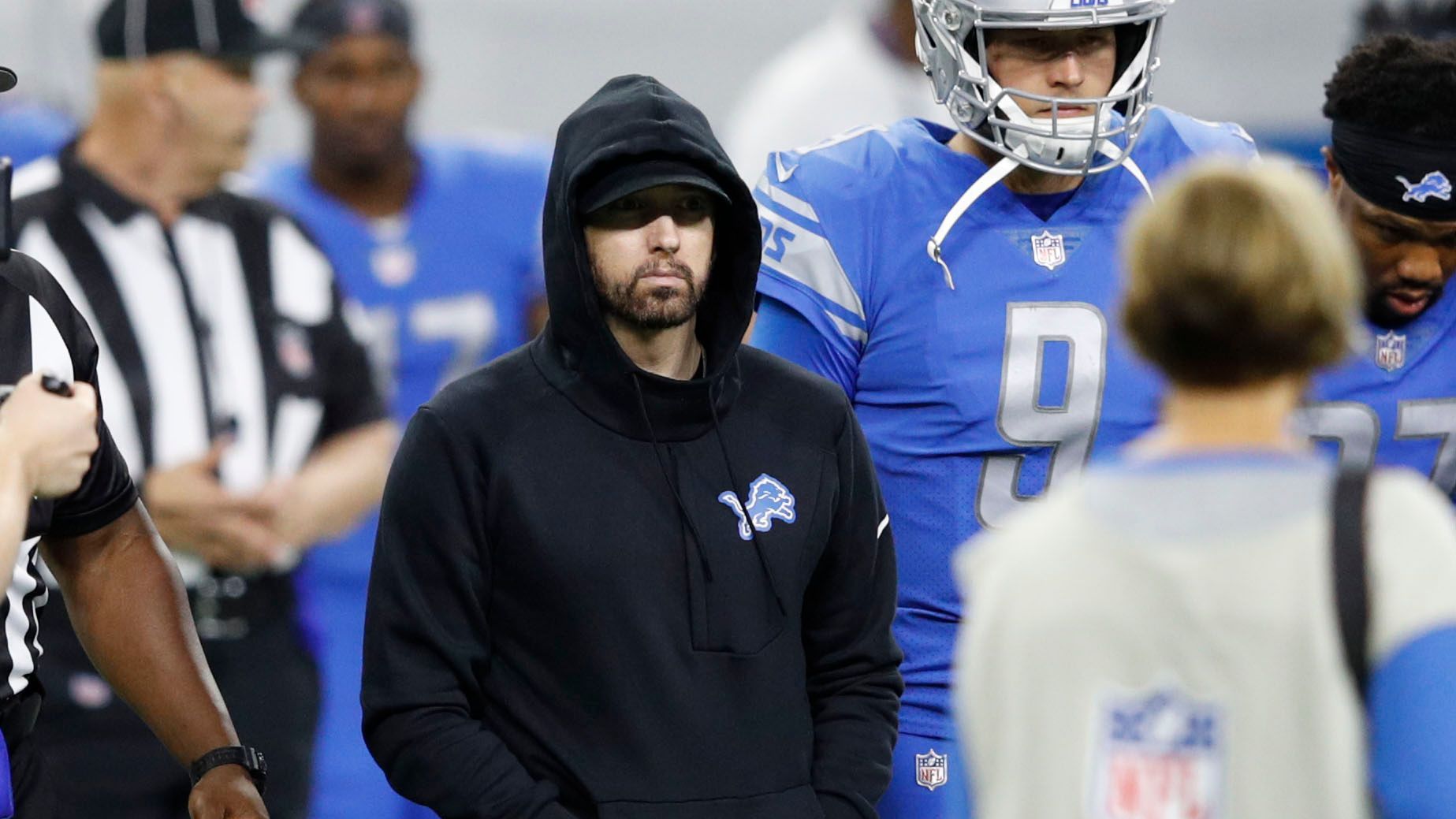 <strong>Verlierer: Eminem</strong><br>Beim Championship Game jedoch zeigte er sich in seiner Loge des Levi's Stadium in Santa Clara nicht gerade von seiner besten Seite. Mehrmals zeigte er den Fans der 49ers den Mittelfinger, manchmal sogar beide gleichzeitig. Das letzte Lachen hatten dann die Fans in Rot und Gold...