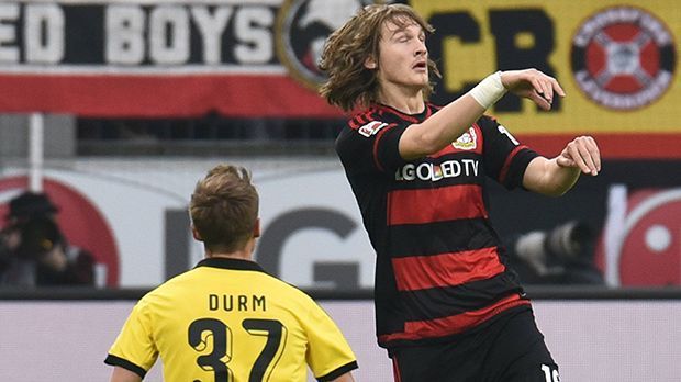 
                <strong>Tin Jedvaj (Bayer 04 Leverkusen)</strong><br>
                Tin Jedvaj (Bayer 04 Leverkusen): Fing wie Wendell auf links auch schon weit in der BVB-Hälfte an, die Gäste unter Druck zu setzen. In seinen Offensiv-Aktionen häufig zu hektisch. Machte in der 57. Minute Platz für Roberto Hilbert. ran-Note: 3.
              