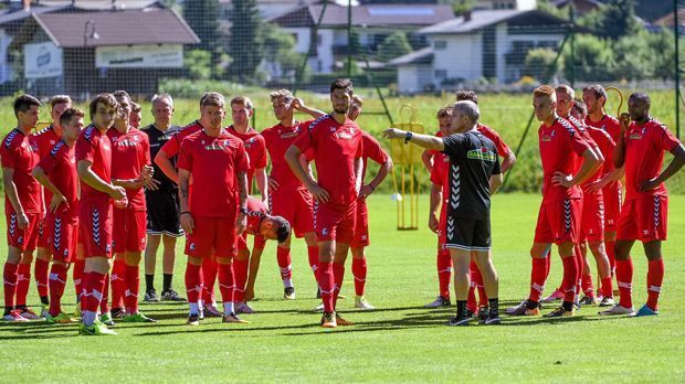 
                <strong>SC Freiburg</strong><br>
                Trainer Christian Streich und seine Spieler sehen sich im neuen Jahr erstmals am 2. Januar wieder, und dann geht es auch umgehend ins Trainingslager. Vom 2. bis 8. Januar holen sich die Freiburger im spanischen Sotogrande den Feinschliff für die Rückrunde.
              