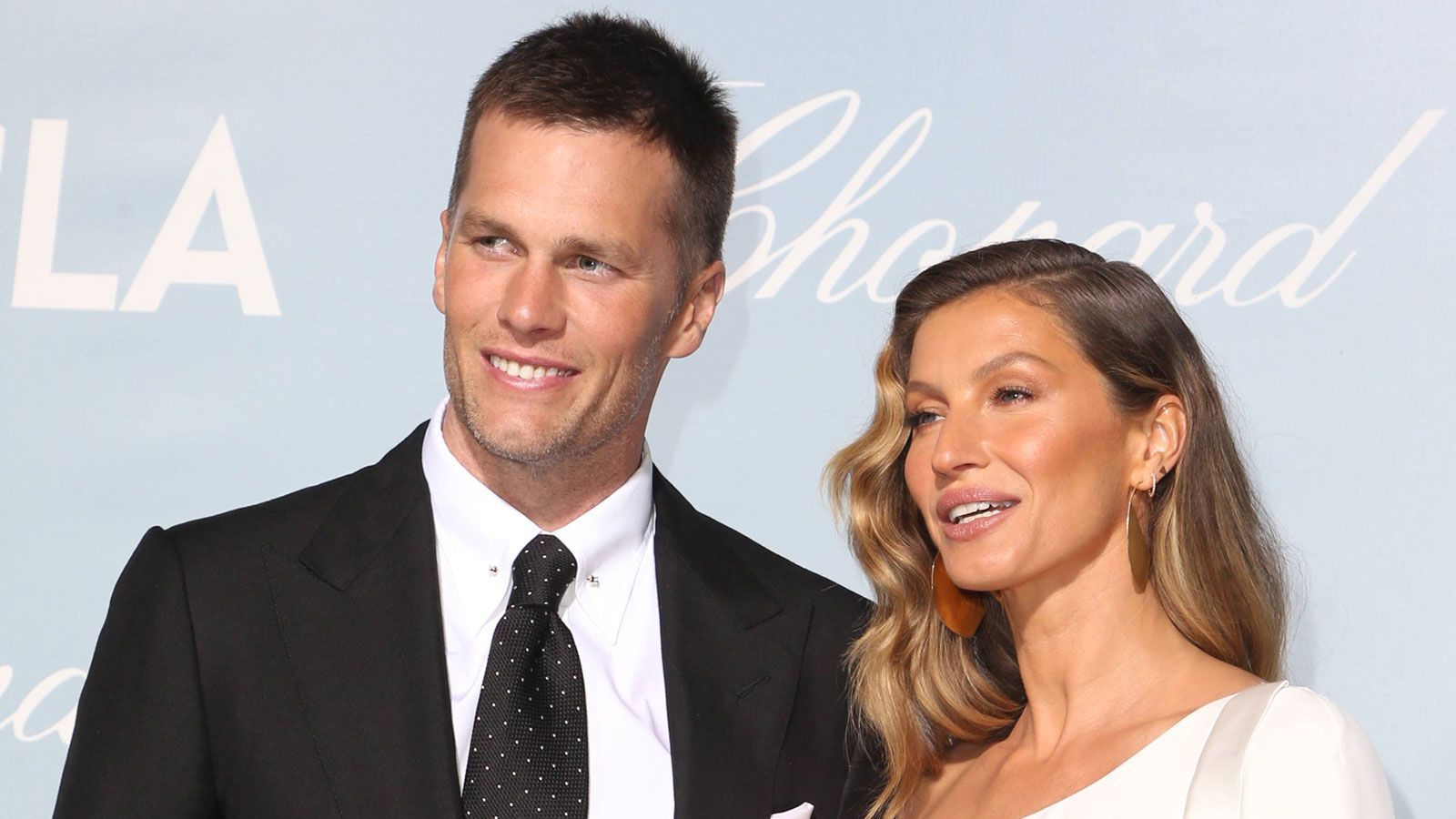 
                <strong>Gisele Bündchen (Tampa Bay Buccaneers)</strong><br>
                Dass Giselle Bündchen der Franchise aus Florida die Daumen drücken wird, bedarf eigentlich keiner weiteren Erklärung. Seit 2009 ist sie mit Bucs-Quarterback Tom Brady verheiratet, die beiden haben zwei gemeinsame Kinder.
              