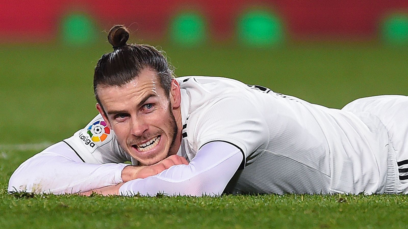 
                <strong>Nun auch Bale? Diese Stars wurden bei Real vom Hof gejagt</strong><br>
                Als Bale erkannte, dass er nicht als erster Einwechselspieler eingeplant war, brach er das Aufwärmtraining ab und schmollte mit gekreuzten Beinen auf der Bank. Nachdem er doch eingewechselt worden war und den entscheidenden Treffer erzielt hatte, verzichtete er nicht nur auf einen Torjubel, sondern stieß sogar Vazquez von sich, als der versuchte, ihn zu umarmen. Eine Respektlosigkeit, die nicht nur die Teamkollegen, sondern auch Klubpräsident Florentino Perez erzürnt haben soll, sonst immer einer von Bales Fürsprechern. Der 29-jährige Waliser droht der nächste Star zu werden, der (trotz großer sportlicher Erfolge) bei Real vom Hof gejagt wird. ran.de gibt vor dem Clasico gegen den FC Barcelona in der Copa del Rey (ab 20:30 Uhr im Liveticker auf ran.de) einen Überblick über die prominentesten "königlichen Opfer".
              