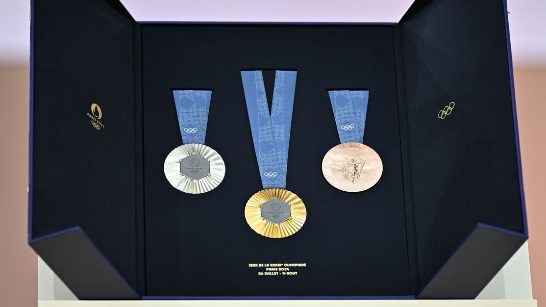 Gold, Silber. Bronze: Die Medaillen wurden am 8. Februar 2024 vorgestellt. Gefertigt werden sie von einem bekannten Juwelier der Luxusmarke LVMH, zu der unter anderem Louis Vuitton gehört. Insgesamt sollen 5.084 feierlich verliehen werden.