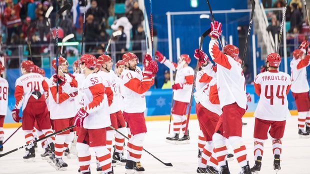 
                <strong>Blockbildung</strong><br>
                Wegen des Dopingskandals darf auch das russische Eishockey-Team nur unter olympischer Flagge und unter dem etwas sperrigen Namen Olympische Athleten aus Russland (OAR) antreten. 23 der 25 Spieler des Kaders stehen in St. Petersburg (15) oder bei ZSKA Moskau (8) unter Vertrag, die anderen beiden bei Metallurg Magnitogorsk. Die sportliche Rivalität merkt man dem Team, das tatsächlich eines ist, nicht an. Alle haben ein Ziel: Endlich wieder Gold holen.
              