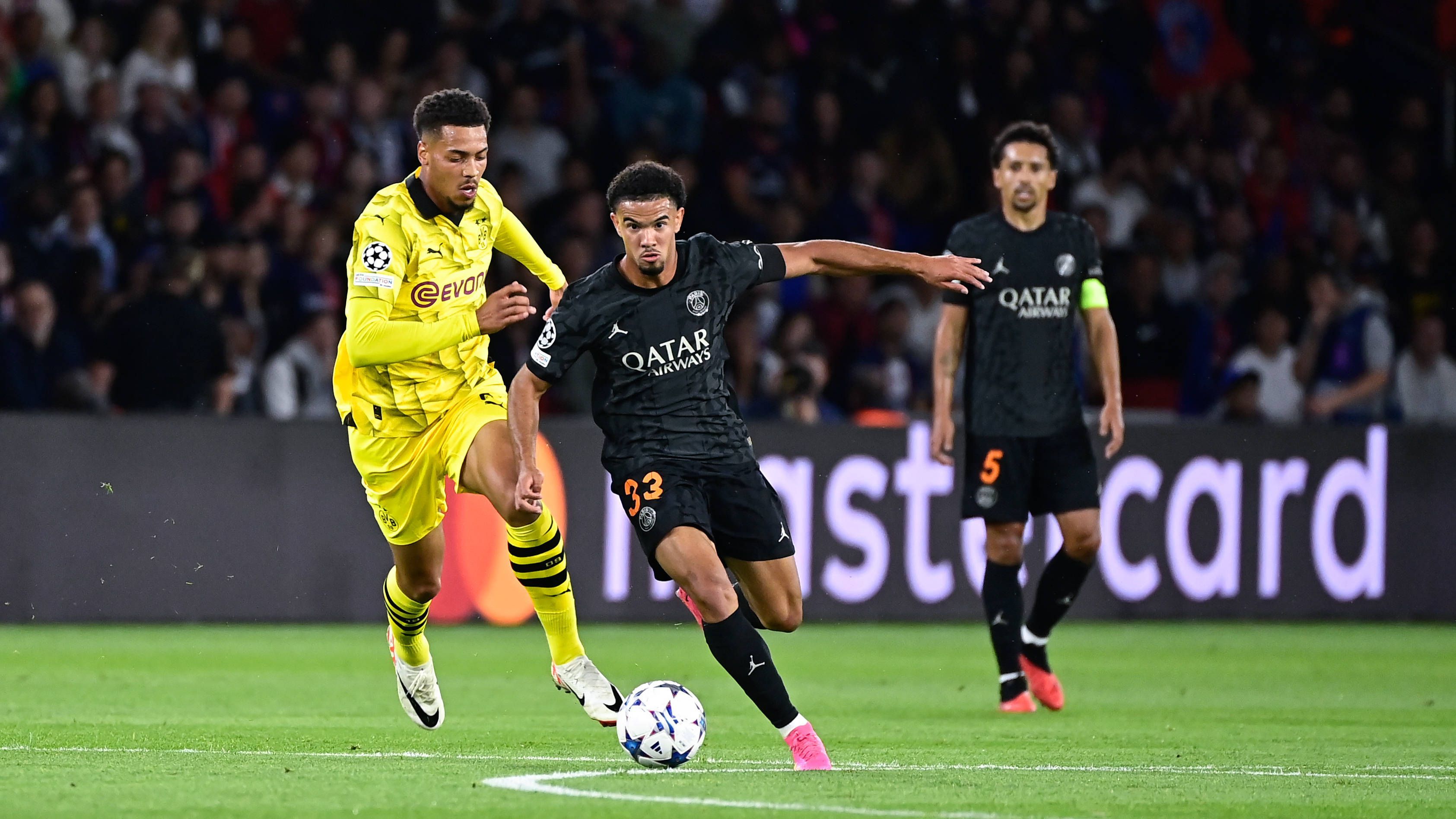 <strong>Felix Nmecha (Borussia Dortmund)</strong><br>Verteidigt beim 0:2 nur halbherzig. Das Spiel läuft sonst fast ausschließlich an ihm vorbei. Ein kurzes, aber ertragloses Dribbling im zweiten Durchgang ist noch das Highlight seiner Leistung.<strong> <em>ran</em>-Note: 4</strong>