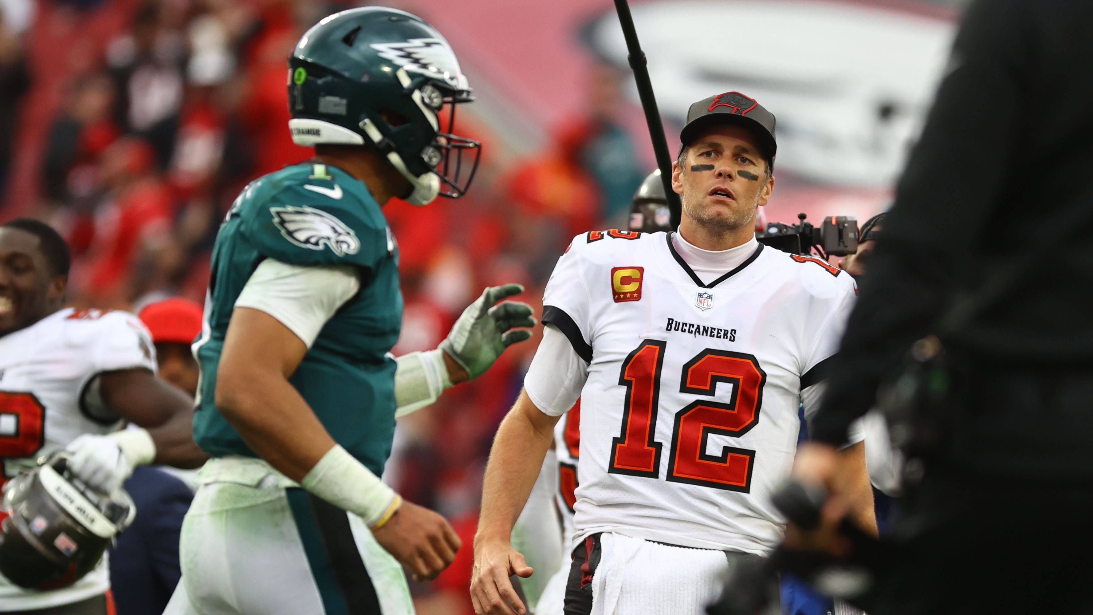 <strong>Eagles @ Buccaneers: Hurts' Playoff-Debüt gegen den GOAT</strong><br>Die Eagles zu Gast bei den Bucs in der Wild-Card-Runde? Das gab es bereits in den vorletzten Playoffs. Jalen Hurts spielte seine erste Saison als Starter und Tom Brady seine letzte wirklich erfolgreiche Spielzeit. Tampa Bay schickte die Gäste mit 31:15 chancenlos wieder nach Hause.