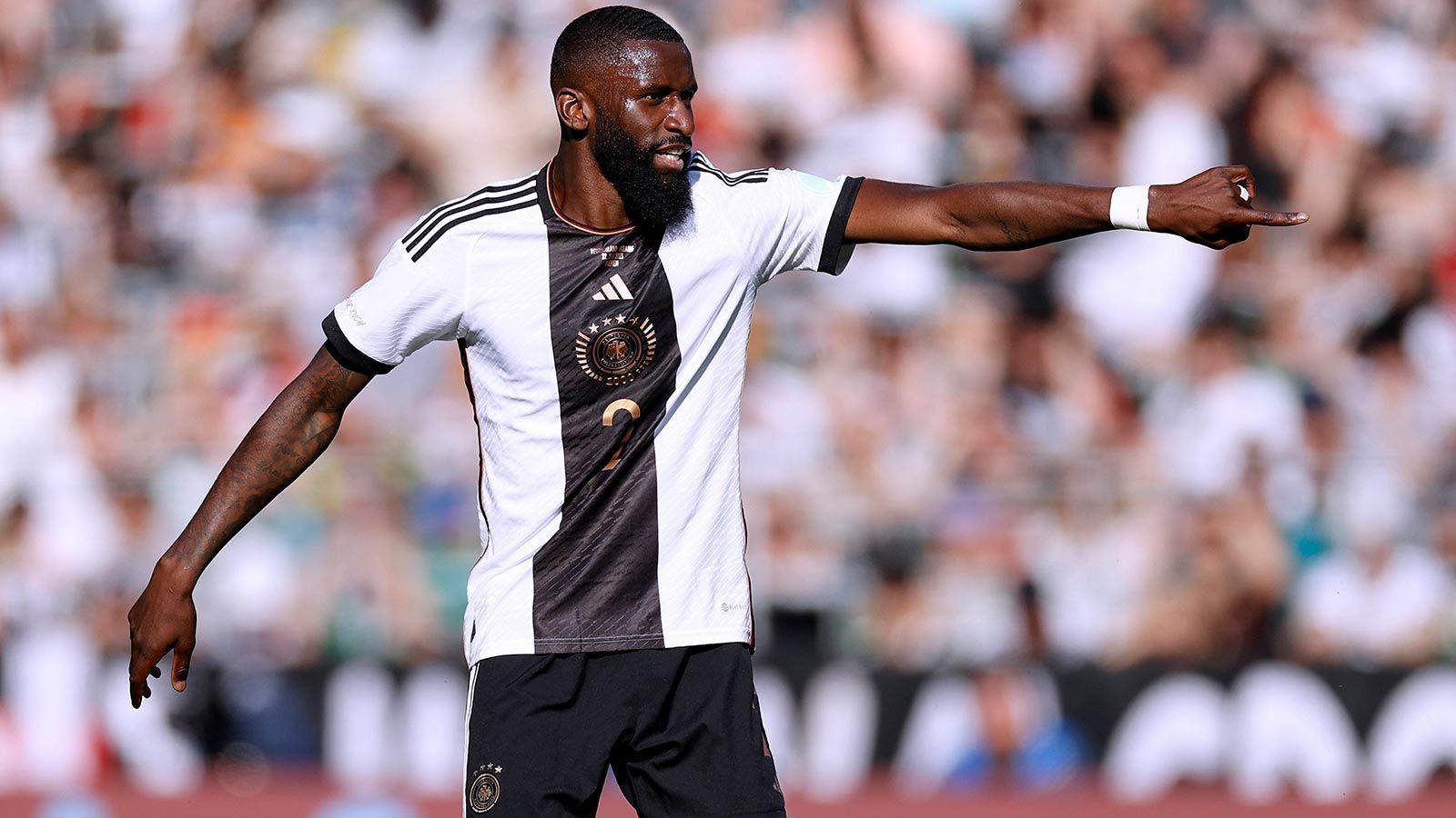 
                <strong>Antonio Rüdiger (Innen)</strong><br>
                Der Profi von Real Madrid hat seine Qualität bei Chelsea und Real Madrid mehrfach unter Beweis gestellt, deshalb muss er auch im Nationalteam gesetzt sein. Eine klare Festlegung auf Rüdiger als Teil einer unantastbaren Achse würde ihm auch die nötige Sicherheit geben, die er bislang im DFB-Trikot noch zu oft vermissen lässt. 
              
