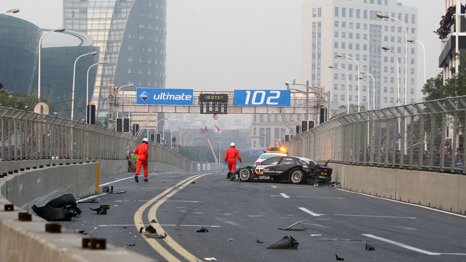 
                <strong>Scheider - Schanghai 2010</strong><br>
                Schanghai 2010: Timo Scheider (Audi) hat sein Auto auf dem Stadtkurs in Pudong zerlegt. Der Fahrer ist okay, sein Fahrzeug über weite Teile der Strecke verteilt.
              