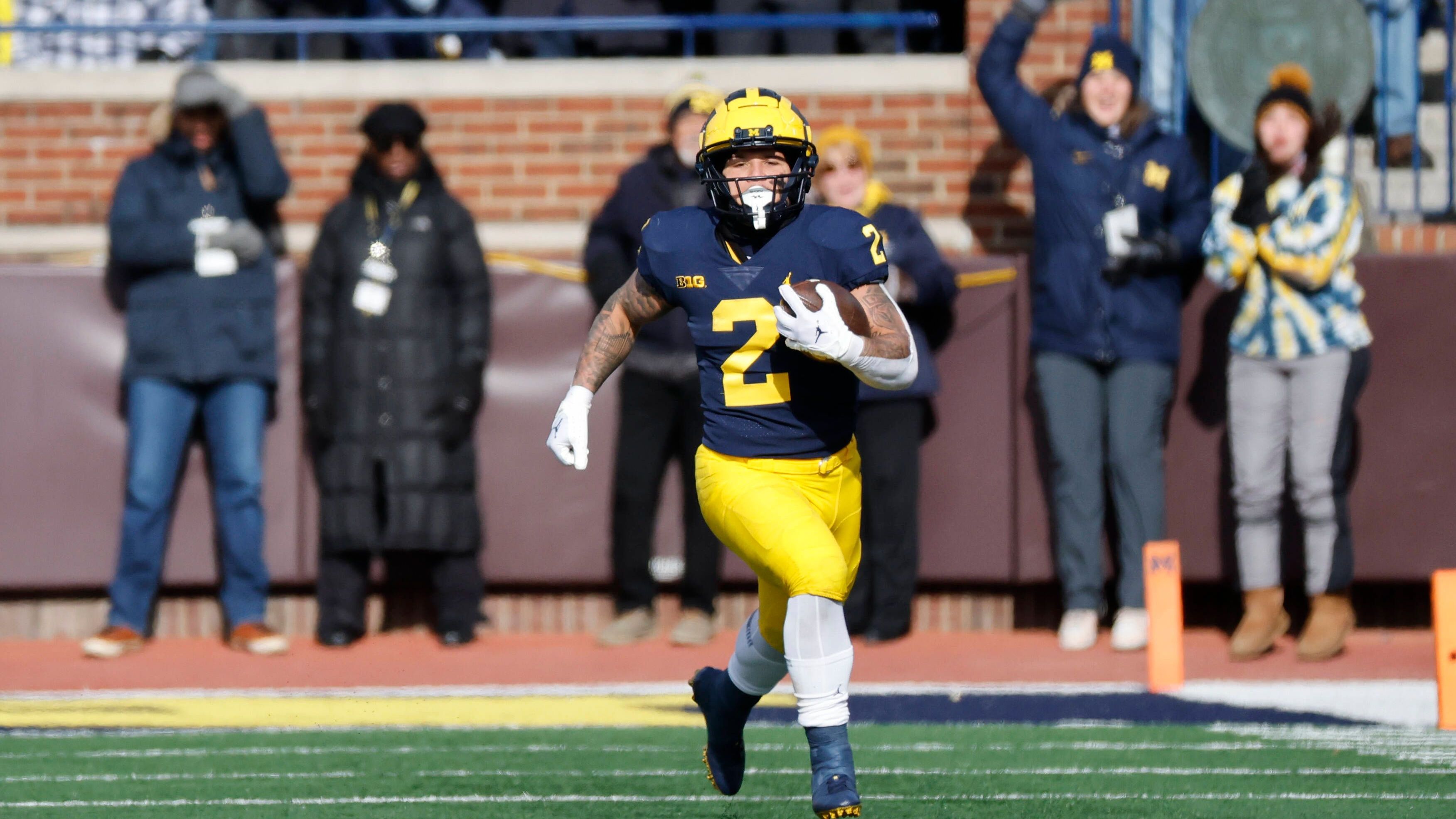 <strong>8. Blake Corum (RB, Michigan)</strong>&nbsp; &nbsp; &nbsp; &nbsp; &nbsp; &nbsp; &nbsp; &nbsp; &nbsp; &nbsp; &nbsp; &nbsp; &nbsp; &nbsp; &nbsp; &nbsp; &nbsp; &nbsp; &nbsp; &nbsp; &nbsp; &nbsp; &nbsp; &nbsp; &nbsp; &nbsp; &nbsp; &nbsp; &nbsp; &nbsp; &nbsp; &nbsp; &nbsp; &nbsp; &nbsp; &nbsp; &nbsp; &nbsp; &nbsp; &nbsp; &nbsp; 2022 musste der junge Running Back seine Saison noch vorzeitig beenden wegen einer Knie-Verletzung. In diesem Jahr möchte Corum einer der Top-Backs im Land sein. In der häufig sehr lauf-lastigen Offense bei Michigan, dürfte das möglich sein.