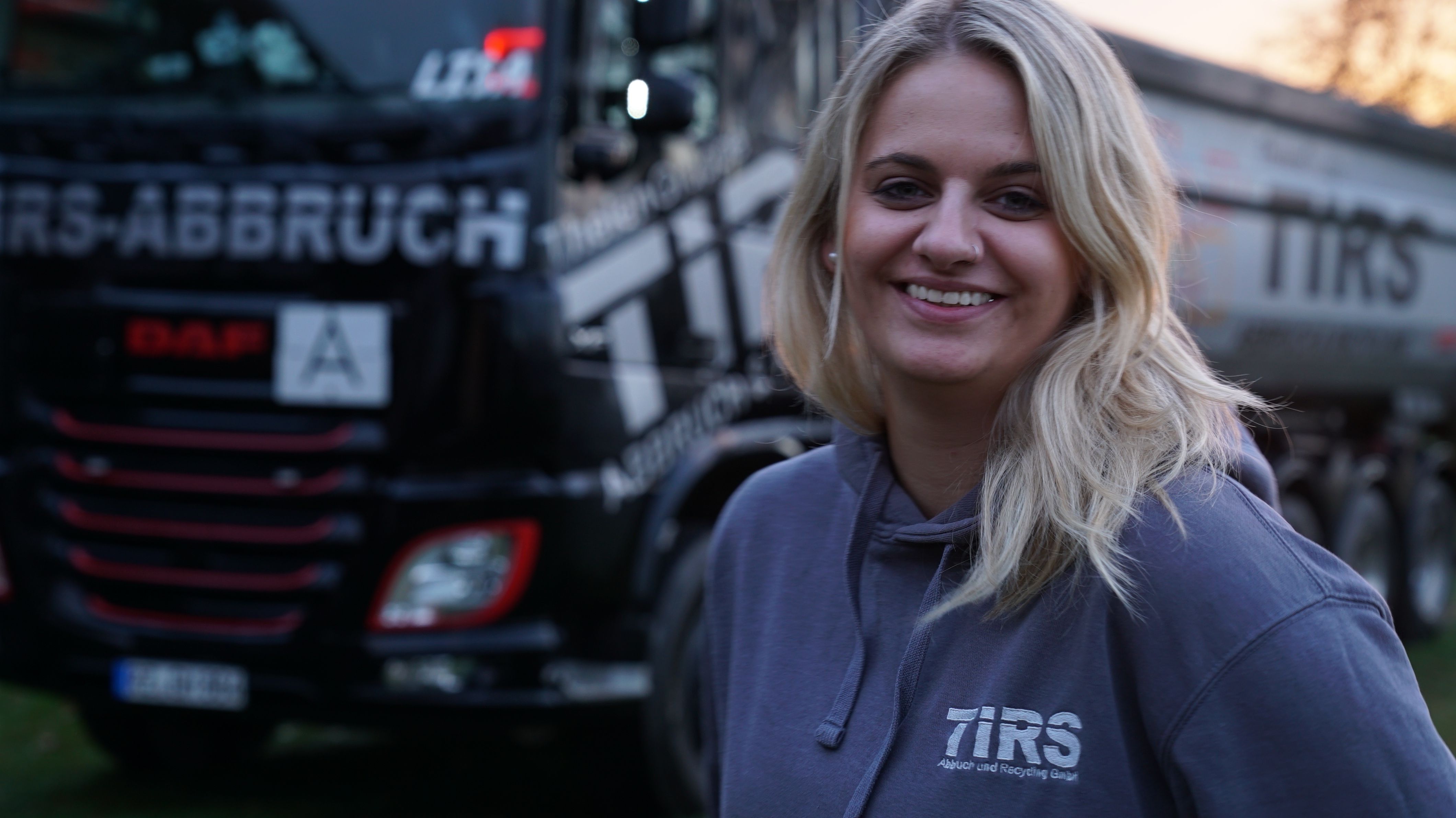 "Trucker Babe" Lisa vor ihrem neuen Lkw "Lilo"