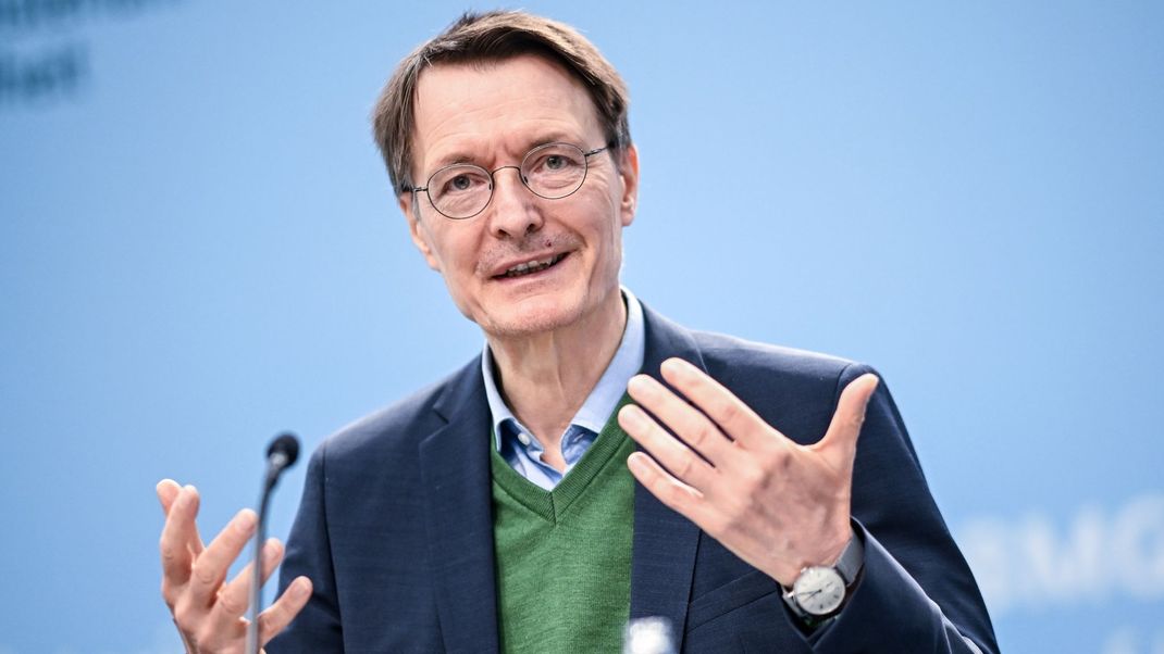 Der ehemalige Bundesminister Karl Lauterbach ist wegen der Hitzewelle mit Kabarettistin Monika Gruber aneinandergeraten.