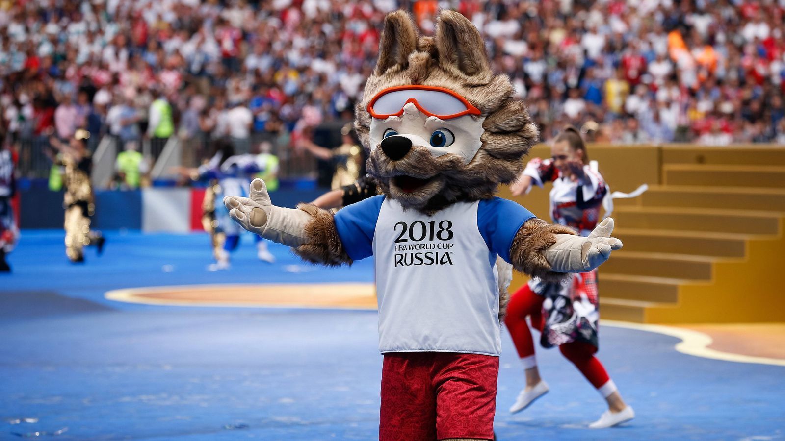 
                <strong>WM 2018 in Russland: Zabivaka</strong><br>
                Bei Zabivaka handelt es sich um einen Wolf mit einer Sportbrille, dessen Design einen öffentlichen Wettbewerb im Vorfeld der WM gewann. Der Name bedeutet übersetzt so viel wie "der, der trifft" oder auch "kleiner Torschütze". Die Figur des Wolf sollte symbolisch für Ausdauer, Teamfähigkeit und Durchsetzungsvermögen stehen. Die Brille wurde von der Künstlerin gewählt, da Zabivaka so schnell laufen soll, dass er seine Augen vor dem Wind schützen muss.
              