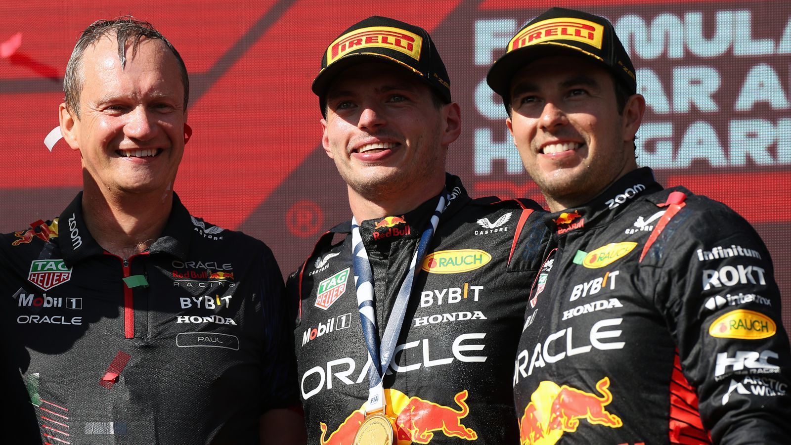 
                <strong>Gewinner: Red Bull Racing</strong><br>
                Neben Verstappen fuhr auch dessen Red-Bull-Racing-Teamkollege Sergio Perez (re.) in Budapest ein starkes Rennen und landete auf Platz drei. In der Fahrerwertung liegt der Mexikaner nun mit 156 Punkten direkt hinter Verstappen auf dem zweiten Rang. Der Sieg des Niederländers war bereits der zwölfte Red-Bull-Erfolg in Serie, womit der österreichische Rennstall einen neuen Formel-1-Rekord aufgestellt hat.
              