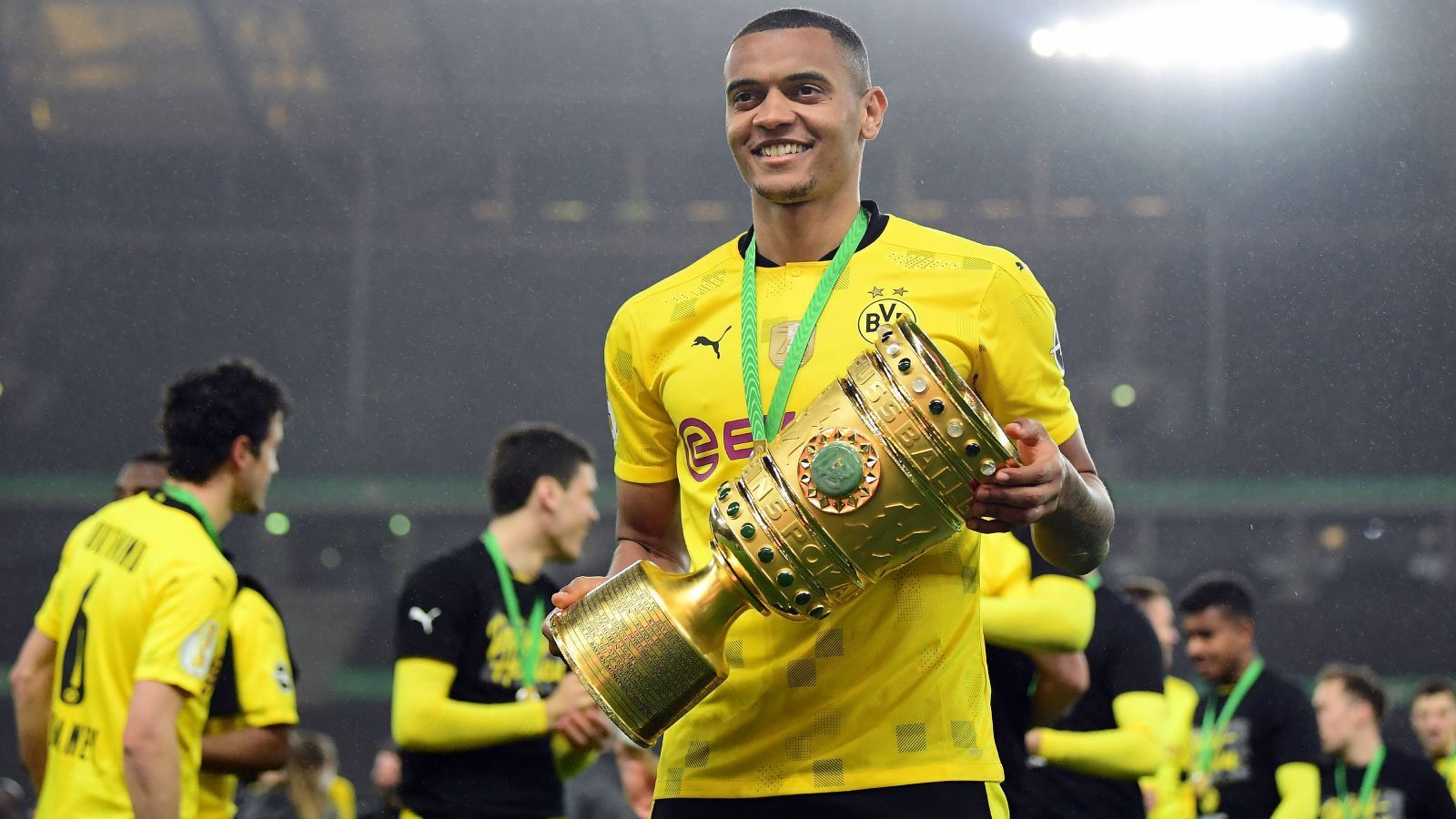 
                <strong>Platz 8 (geteilt): Manuel Akanji (Borussia Dortmund)</strong><br>
                Damit wird Kobel also Teamkollege seines Landsmannes Manuel Akanji. Der Innenverteidiger fing sich nach schwankenden Leistungen im Frühjahr wieder und war neben Mats Hummels in der Innenverteidigung ein Garant für die Siegesserie des BVB im Saisonschlussspurt. Wie Kobel wird auch er um fünf Millionen Euro aufgewertet, sein neuer Wert liegt nun bei 30 Millionen.
              