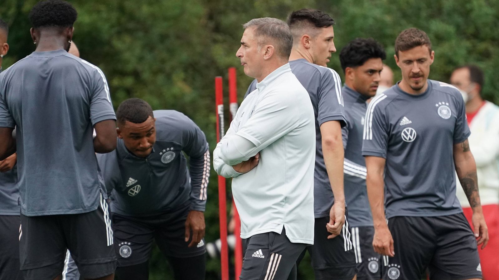 
                <strong>Kuntz' Kritik an den großen Vereinen</strong><br>
                Ohnehin scheint Olympia innerhalb der Bundesliga ein eher lästiges Thema zu sein. Eigentlich hätte Kuntz 22 Spieler mitnehmen dürfen, doch viele Vereine stellten sich quer, wollten ihre Kicker mitten in der Vorbereitungszeit auf die neue Saison nicht abstellen. Sehr zu Kuntz' Missfallen: "Die Bereitschaft, das Olympiateam zu unterstützen, war in der Bundesliga unterschiedlich. Einige große Vereine wollten leider nicht so wie erhofft helfen."
              