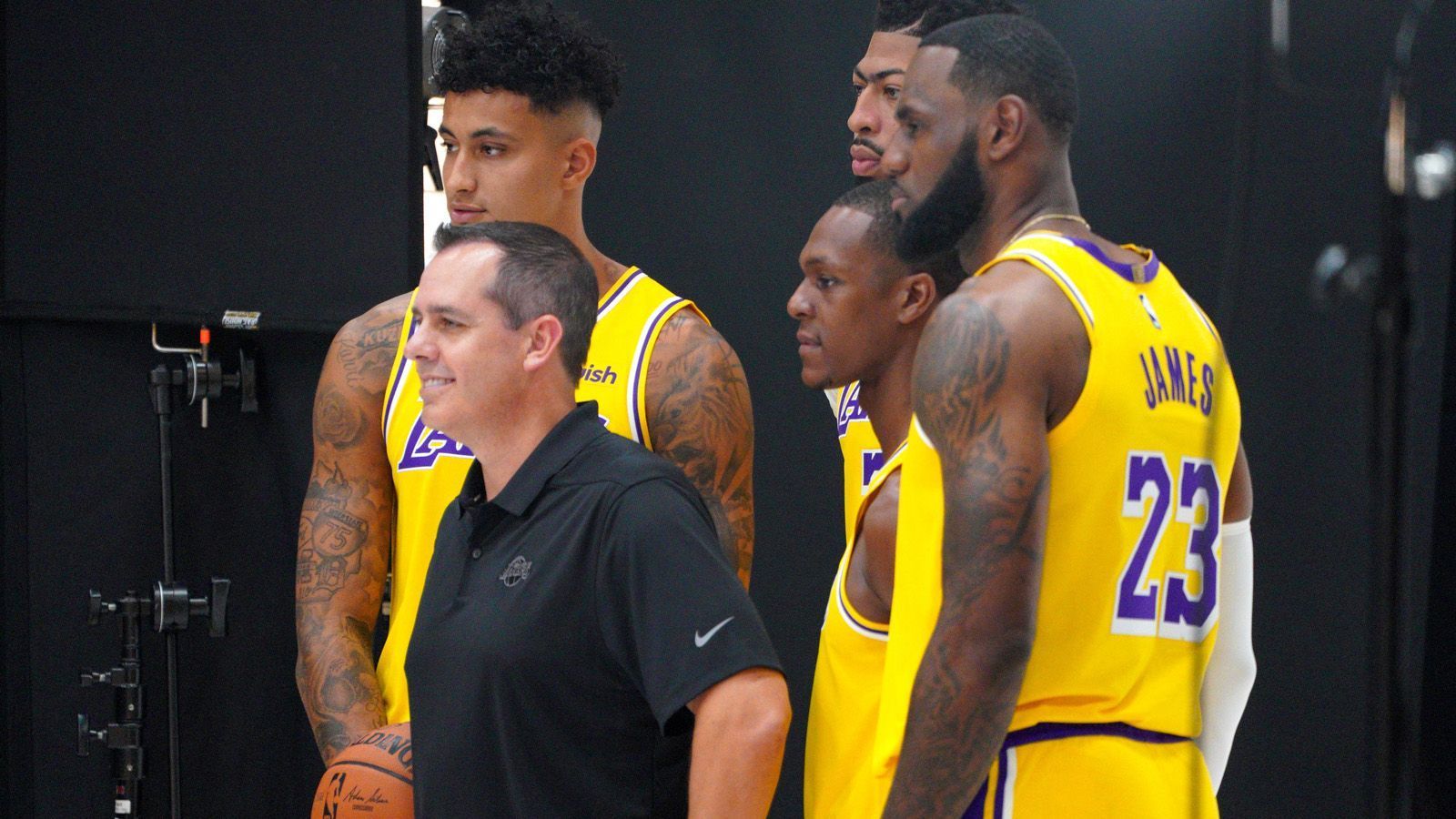 
                <strong>Westen: Los Angeles Lakers</strong><br>
                Überhaupt sind die Lakers mit einer Feldwurfquote von 48,5 Prozent das treffsicherste Team der Liga. Auch die Verteidigung funktioniert: Die Lakers haben das drittbeste Defensiv-Rating (105,5) der Liga. 6,8 Blocks pro Spiel sind zudem der NBA-Bestwert.  
              