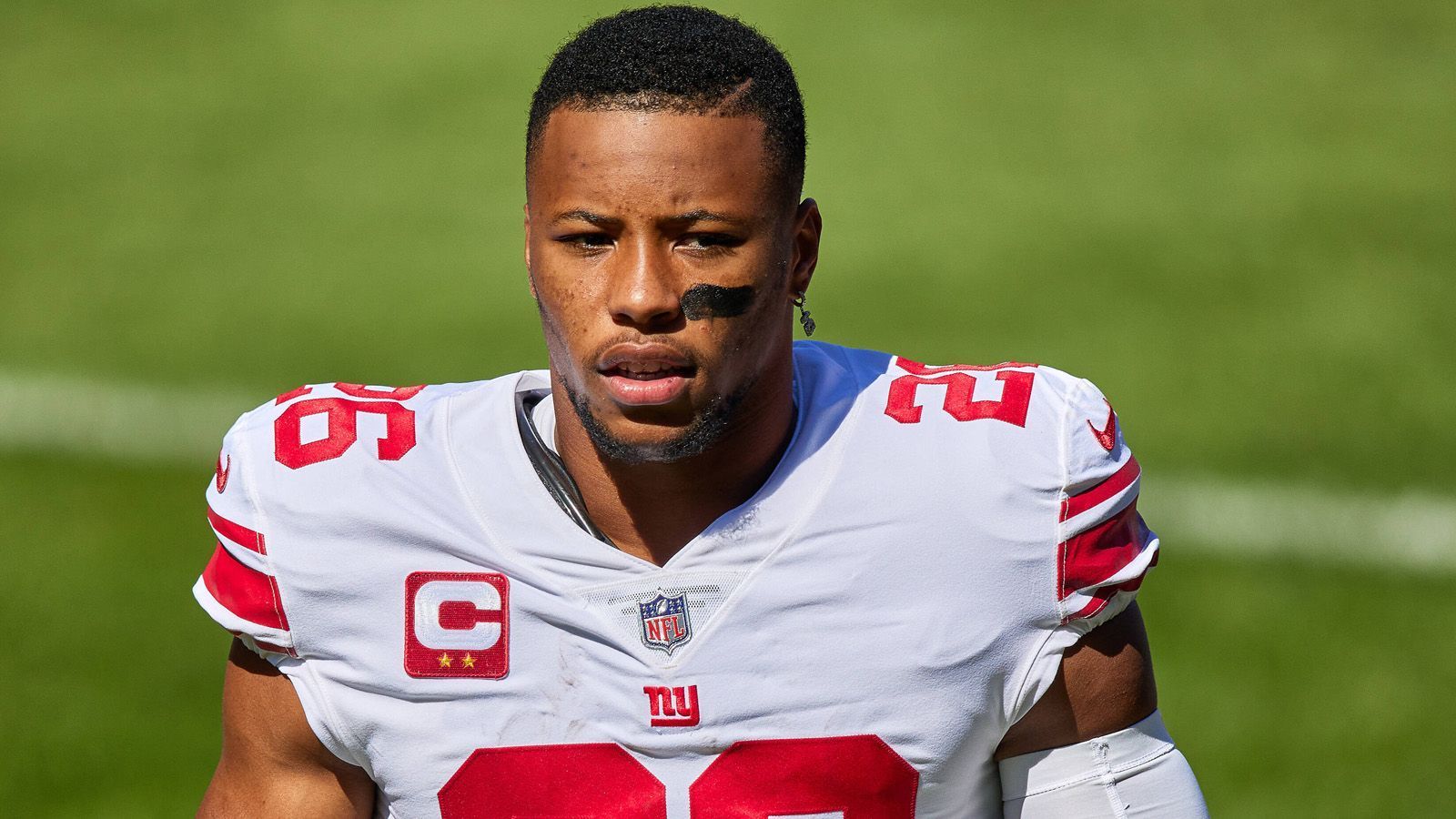 
                <strong>6. Saquon Barkley (New York Giants)</strong><br>
                Nach der Saison 2019 entschied der Superstar der New York Giants diese Wahl für sich. Aufgrund seines Kreuzbandrisses konnte er in der vergangenen Spielzeit lediglich zwei Partien bestreiten und blieb ohne Touchdown. Doch seine Fähigkeiten werden in der NFL so hoch geschätzt, dass er dennoch auf Platz 6 gewählt wurde.
              