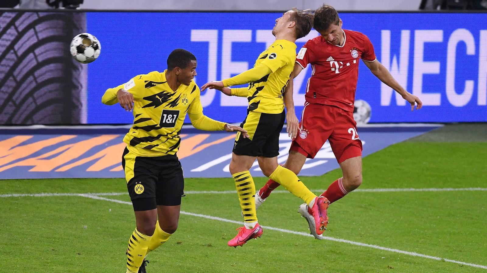 
                <strong>Manuel Akanji</strong><br>
                Mit einem schlimmen Fehlpass in der Anfangsphase, der folgenlos bleibt. Steht vor dem zweiten Gegentor im eigenen Strafraum zu weit von Müller weg. Guter Einsatz dann vor dem 2:2 als er Lewandowski entscheidend unter Druck setzt und so den Ball für die Schwarz-Gelben erobert. Dann mit schlechtem Pass, der zu Delaneys Ballverlust und letztlich zum Siegtreffer der Bayern beiträgt. ran-Note: 3
              