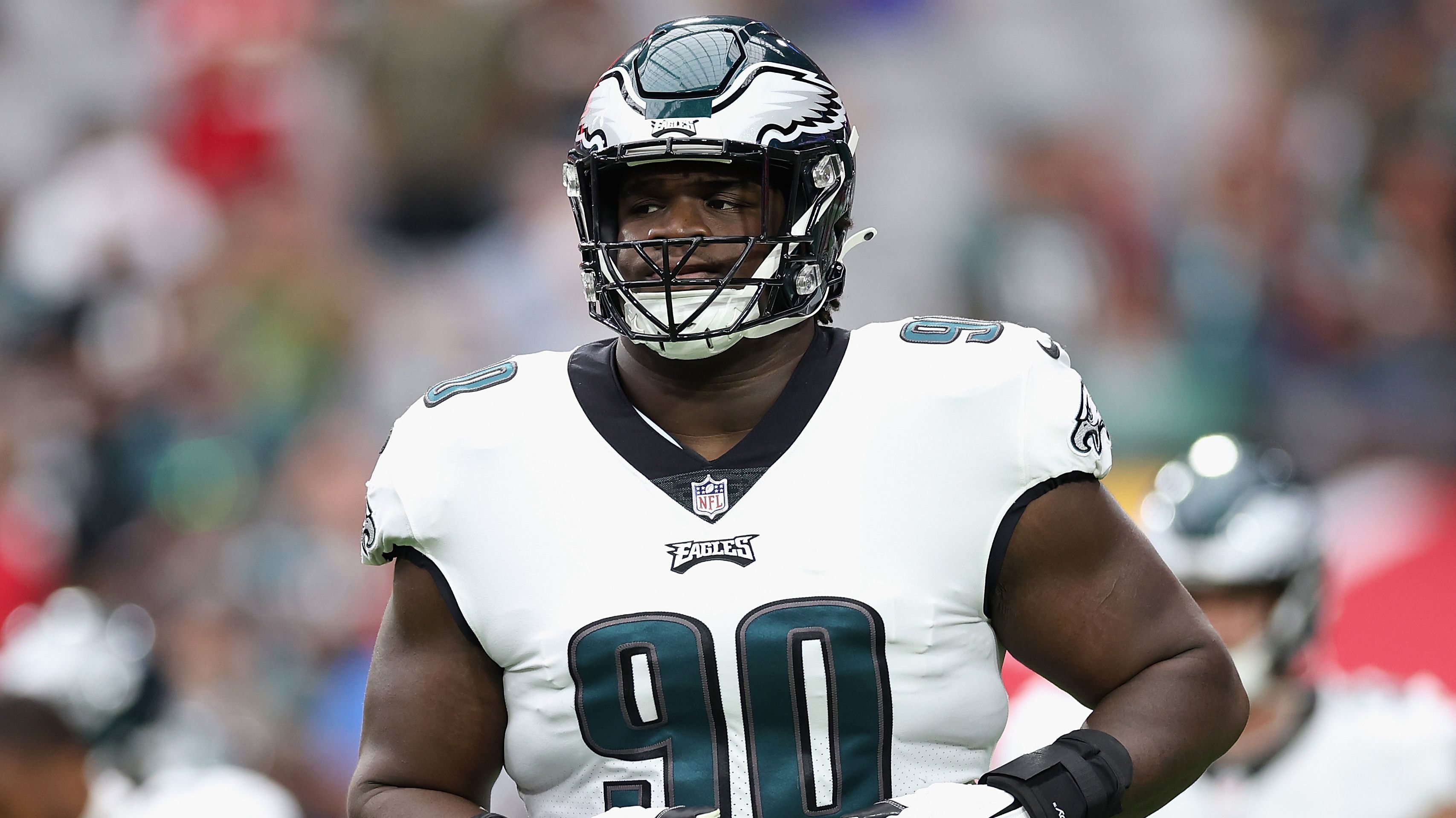 
                <strong>NFC East: Philadelphia Eagles - Defensive Tackle Jordan Davis</strong><br>
                Die Philadelphia Eagles haben in der Free Agency durch den Abgang von Defensive Tackle Javon Hargrave zu den San Francisco 49ers einen wichtigen Starter verloren. Mit dem 2022er Erstrundenpick Jordan Davis steht jedoch interner Ersatz bereit, der in der Vorsaison bereits an seine neue Rolle herangeführt wurde. Bis Oktober kam der 23-Jährige fünf Mal als Starter zum Einsatz, bevor ihn das Team wegen einer Sprunggelenksverletzung auf die Injured-Reserve-Liste setzen musste. Dabei deutete er sein großes Potenzial als überaus talentierter Run Stopper bereits mehrmals an. Nach seiner Rückkehr in Woche 13 kam Davis im weiteren Verlauf der Saison dann aber nur noch eingeschränkt zum Einsatz, dies hing jedoch auch mit den während der Saison getätigten Verpflichtungen von Linval Joseph und Ndamukong Suh als Verstärkungen für die D-Line zusammen.
              