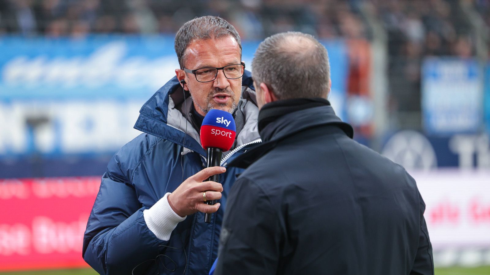 
                <strong>Hertha überrumpelt Bobic</strong><br>
                Unmittelbar nach der 0:2-Derby-Niederlage gegen Union Berlin verkündete Hertha BSC das Aus von Sport-Geschäftsführer Fredi Bobic. Mit sofortiger Wirkung. Der 51-Jährige dürfte von seiner Freistellung selbst überrascht gewesen sein, gab er doch nach Abpfiff noch geduldig Interviews. Dabei soll Bobics Schicksal laut "kicker" schon vor dem Spiel besiegelt gewesen sein. ran wirft einen Blick auf Bobics Bilanz beim Hauptstadtklub. 
              