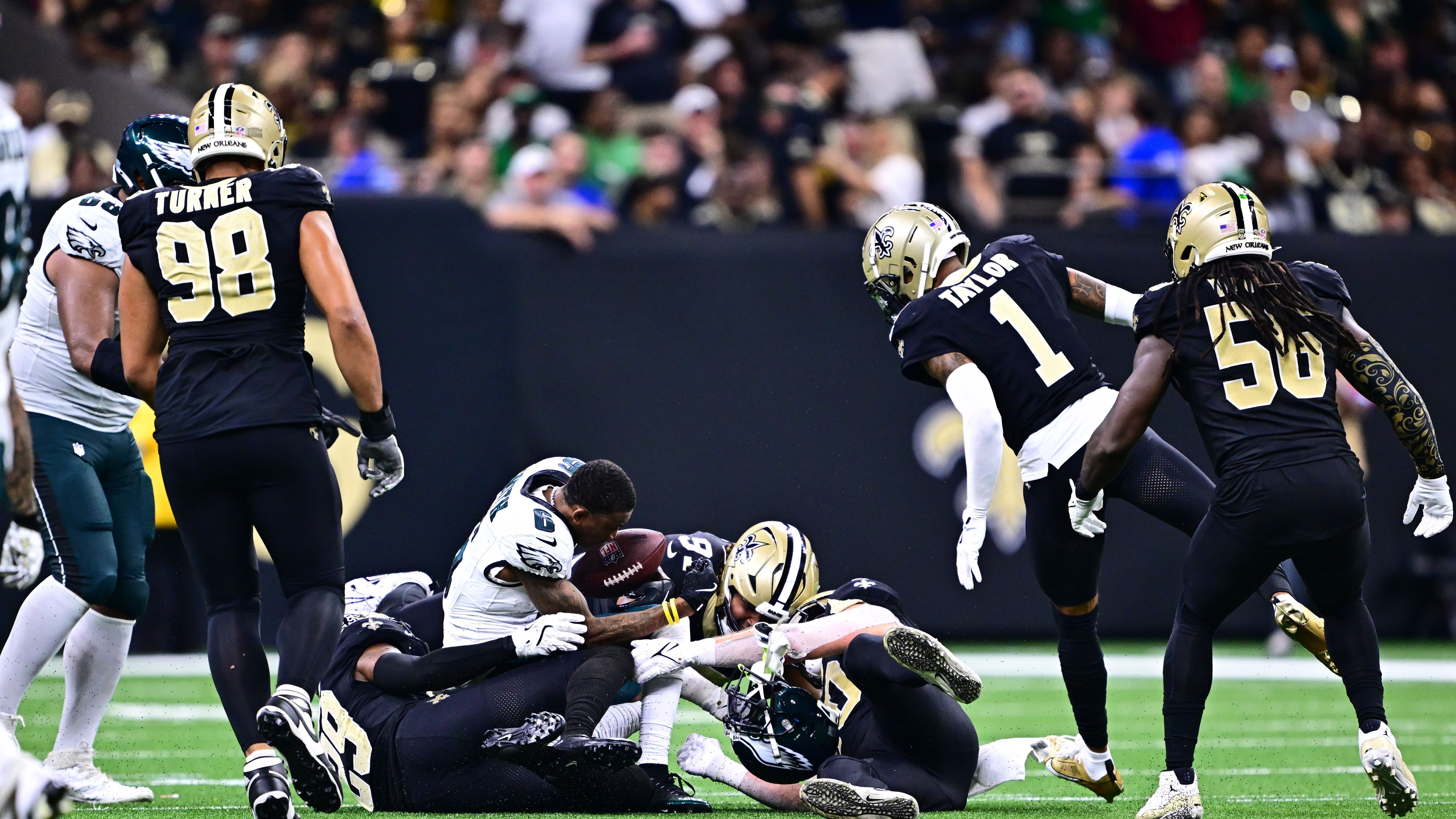 <strong>DeVonta Smith (Philadelphia Eagles)</strong><br>Erschreckende Szenen beim Gastspiel der Eagles in New Orleans. Philadelphias Receiver DeVonta Smith wurde von zwei Verteidigern in die Zange genommen und mit einem Helmet-Hit so hart getroffen, dass er seinen Helm verlor. Smith blieb benommen liegen und musste mit einer Gehirnerschütterung das Feld verlassen. Sowohl Mittwoch als auch Donnerstag nahm er nicht am Training teil.